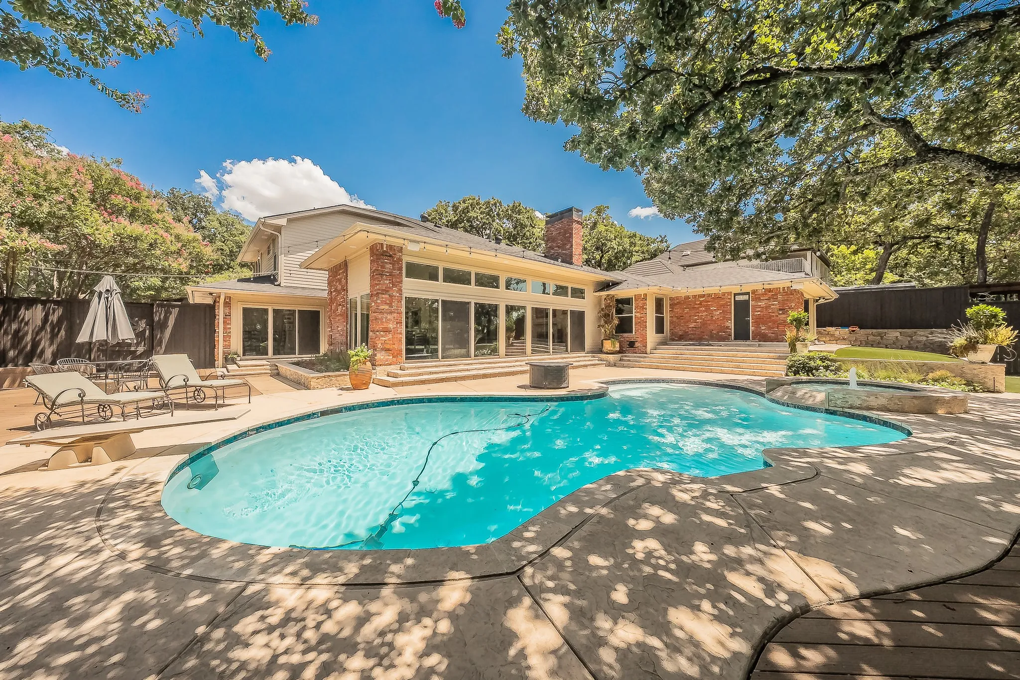 Single Family Residence For Sale in Tarrant County , 1406 Riverview Drive, Arlington, Texas 76012, 4 Bedroom, 6 Bathroom, 2 Garage spaces, 4,007 Sqft, built in 1979, mls#21328214, Real Estate Agent in Arlington, Homes For Sale in Tarrant county, Homes For Sale in Arlington, Realtor in Arlington Texas, Real Estate Brokerage Independent Realty Texas, Luminita Cordes Realtor