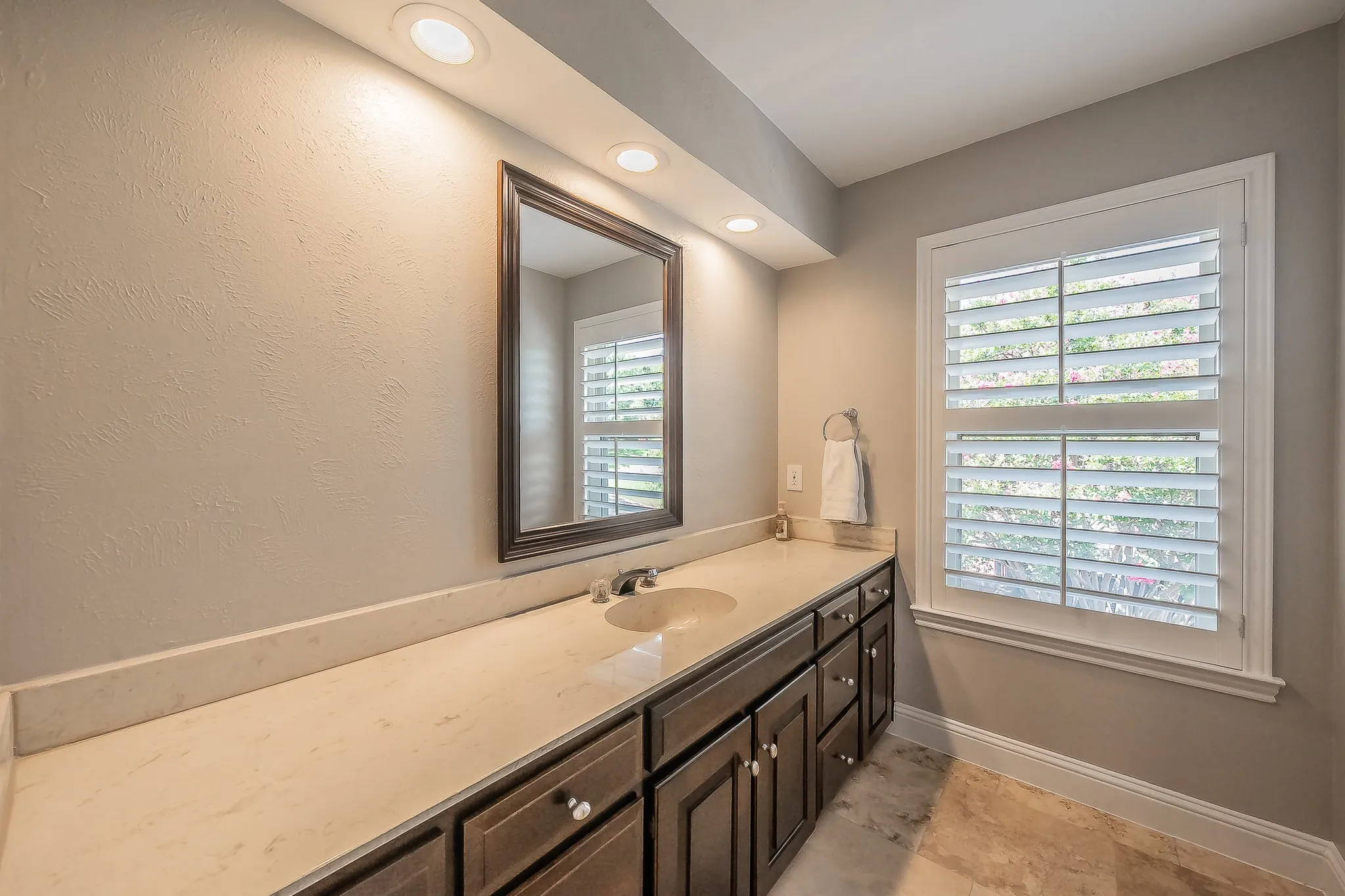 Single Family Residence For Sale in Tarrant County , 1406 Riverview Drive, Arlington, Texas 76012, 4 Bedroom, 6 Bathroom, 2 Garage spaces, 4,007 Sqft, built in 1979, mls#21328214, Real Estate Agent in Arlington, Homes For Sale in Tarrant county, Homes For Sale in Arlington, Realtor in Arlington Texas, Real Estate Brokerage Independent Realty Texas, Luminita Cordes Realtor