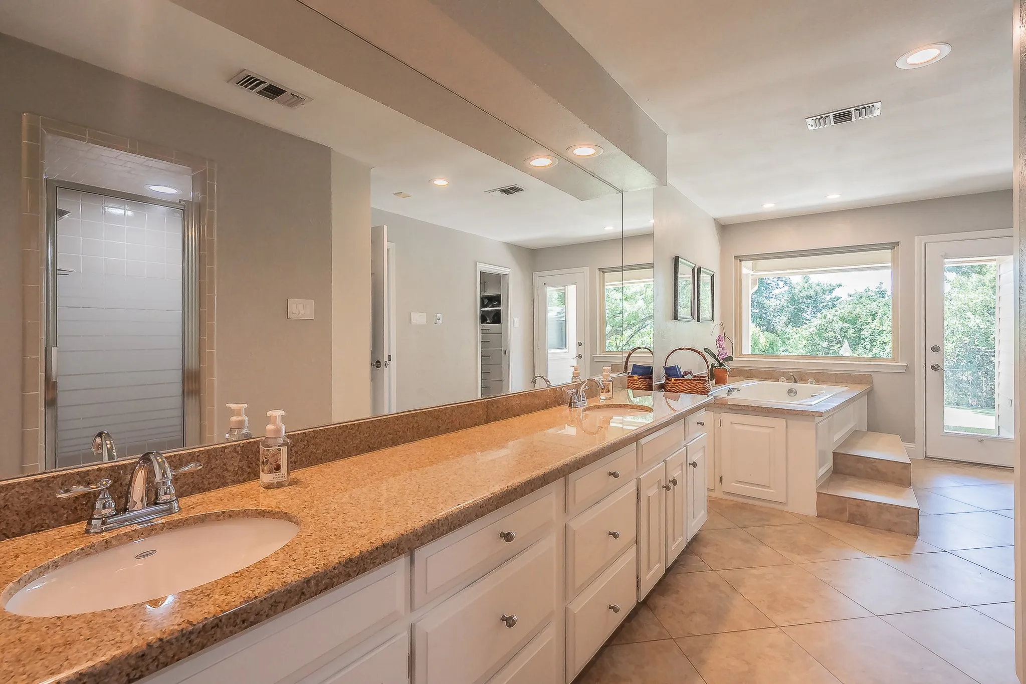 Single Family Residence For Sale in Tarrant County , 1406 Riverview Drive, Arlington, Texas 76012, 4 Bedroom, 6 Bathroom, 2 Garage spaces, 4,007 Sqft, built in 1979, mls#21328214, Real Estate Agent in Arlington, Homes For Sale in Tarrant county, Homes For Sale in Arlington, Realtor in Arlington Texas, Real Estate Brokerage Independent Realty Texas, Luminita Cordes Realtor