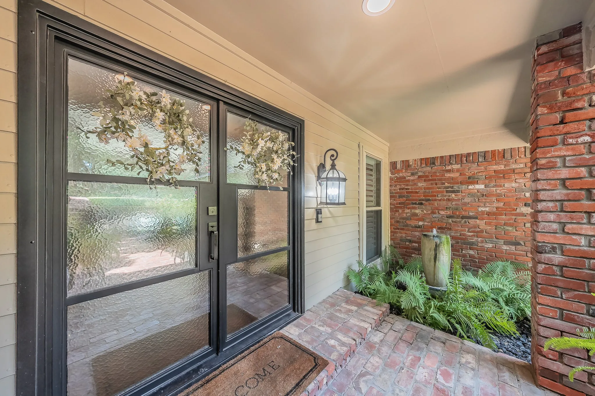 Single Family Residence For Sale in Tarrant County , 1406 Riverview Drive, Arlington, Texas 76012, 4 Bedroom, 6 Bathroom, 2 Garage spaces, 4,007 Sqft, built in 1979, mls#21328214, Real Estate Agent in Arlington, Homes For Sale in Tarrant county, Homes For Sale in Arlington, Realtor in Arlington Texas, Real Estate Brokerage Independent Realty Texas, Luminita Cordes Realtor