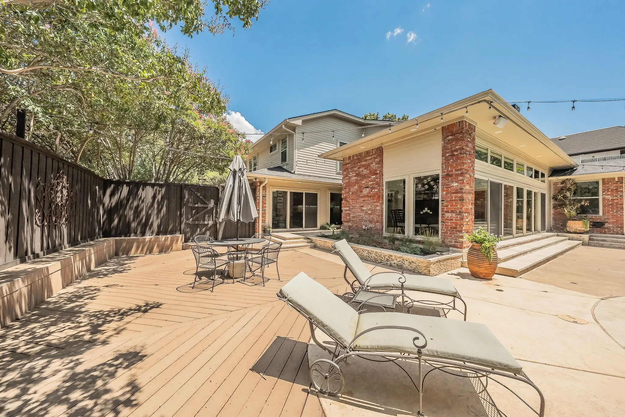 Single Family Residence For Sale in Tarrant County , 1406 Riverview Drive, Arlington, Texas 76012, 4 Bedroom, 6 Bathroom, 2 Garage spaces, 4,007 Sqft, built in 1979, mls#21328214, Real Estate Agent in Arlington, Homes For Sale in Tarrant county, Homes For Sale in Arlington, Realtor in Arlington Texas, Real Estate Brokerage Independent Realty Texas, Luminita Cordes Realtor