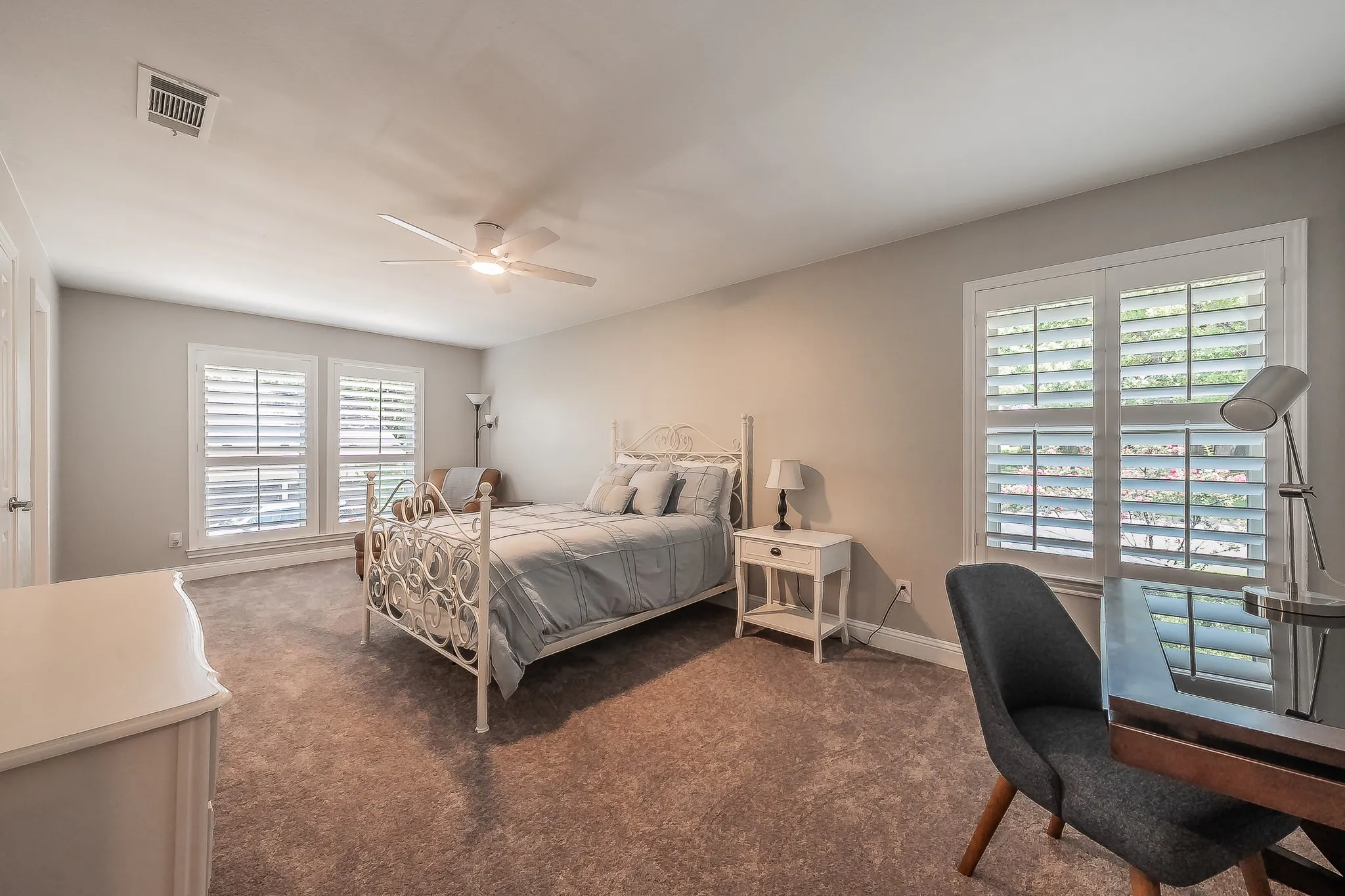 Single Family Residence For Sale in Tarrant County , 1406 Riverview Drive, Arlington, Texas 76012, 4 Bedroom, 6 Bathroom, 2 Garage spaces, 4,007 Sqft, built in 1979, mls#21328214, Real Estate Agent in Arlington, Homes For Sale in Tarrant county, Homes For Sale in Arlington, Realtor in Arlington Texas, Real Estate Brokerage Independent Realty Texas, Luminita Cordes Realtor