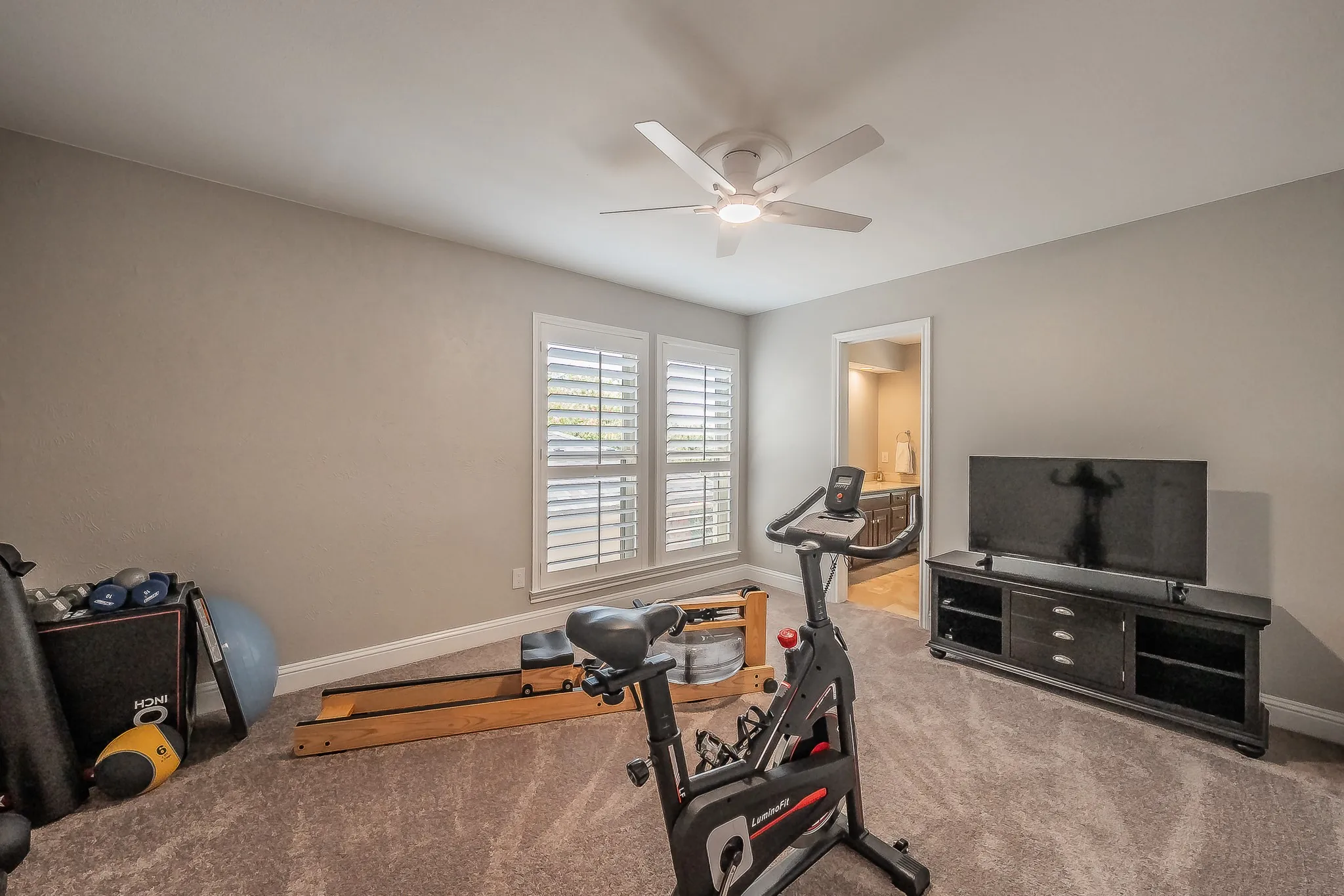 Single Family Residence For Sale in Tarrant County , 1406 Riverview Drive, Arlington, Texas 76012, 4 Bedroom, 6 Bathroom, 2 Garage spaces, 4,007 Sqft, built in 1979, mls#21328214, Real Estate Agent in Arlington, Homes For Sale in Tarrant county, Homes For Sale in Arlington, Realtor in Arlington Texas, Real Estate Brokerage Independent Realty Texas, Luminita Cordes Realtor