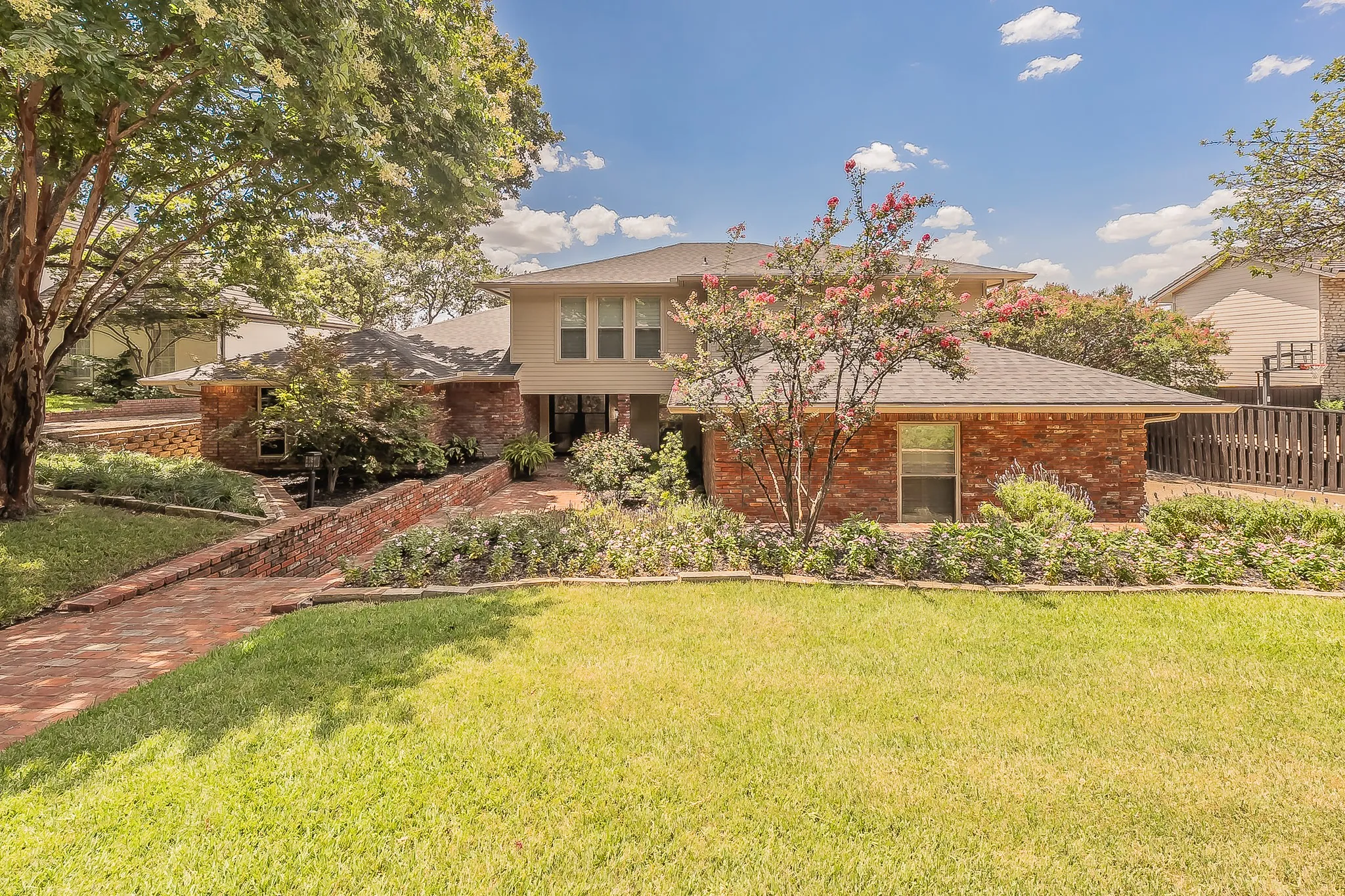 Single Family Residence For Sale in Tarrant County , 1406 Riverview Drive, Arlington, Texas 76012, 4 Bedroom, 6 Bathroom, 2 Garage spaces, 4,007 Sqft, built in 1979, mls#21328214, Real Estate Agent in Arlington, Homes For Sale in Tarrant county, Homes For Sale in Arlington, Realtor in Arlington Texas, Real Estate Brokerage Independent Realty Texas, Luminita Cordes Realtor