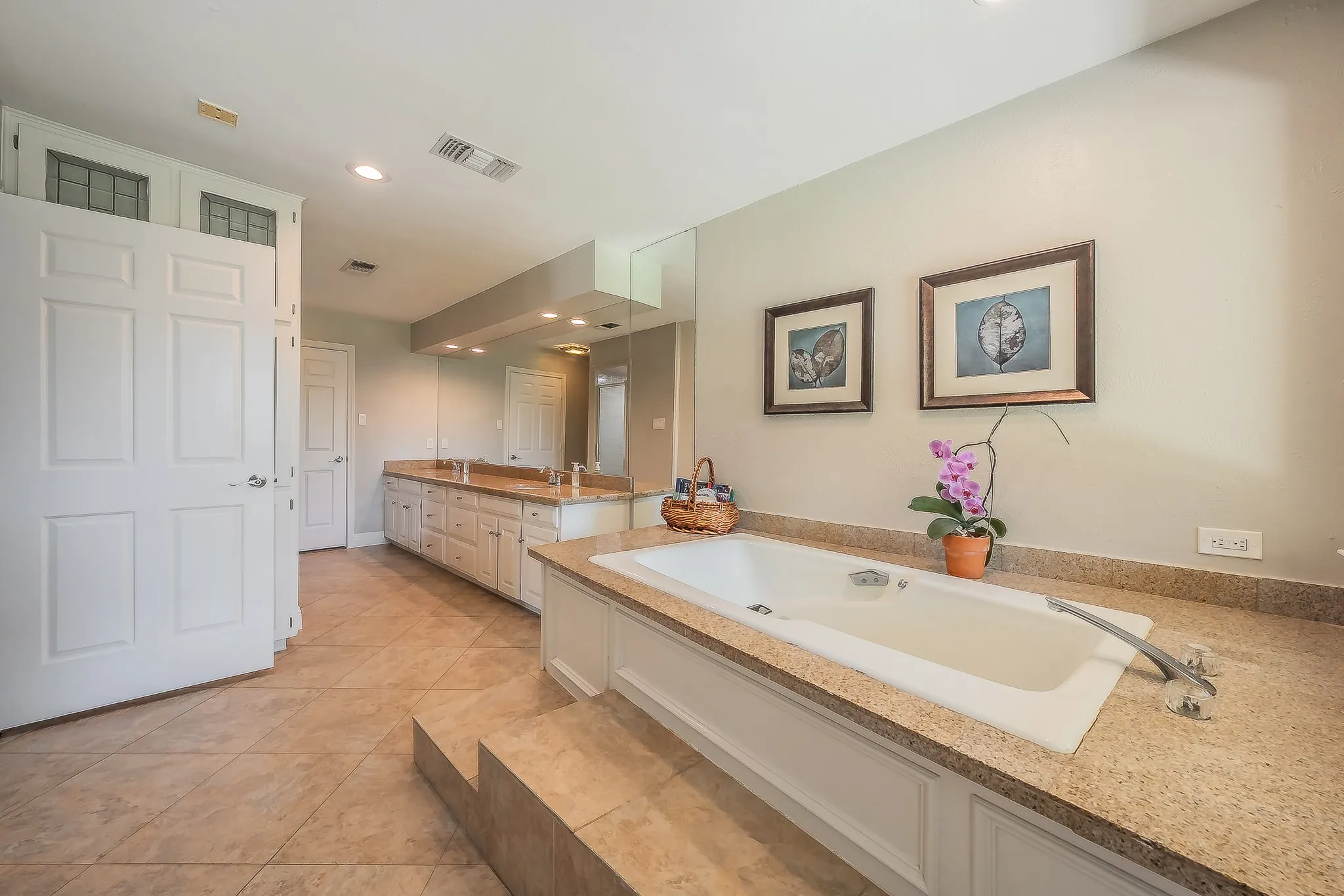 Single Family Residence For Sale in Tarrant County , 1406 Riverview Drive, Arlington, Texas 76012, 4 Bedroom, 6 Bathroom, 2 Garage spaces, 4,007 Sqft, built in 1979, mls#21328214, Real Estate Agent in Arlington, Homes For Sale in Tarrant county, Homes For Sale in Arlington, Realtor in Arlington Texas, Real Estate Brokerage Independent Realty Texas, Luminita Cordes Realtor
