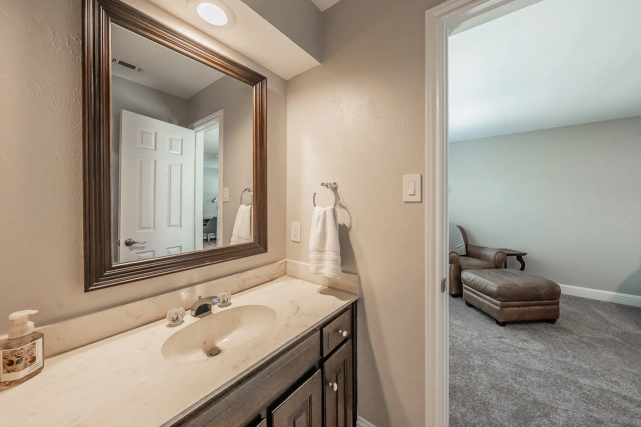 Single Family Residence For Sale in Tarrant County , 1406 Riverview Drive, Arlington, Texas 76012, 4 Bedroom, 6 Bathroom, 2 Garage spaces, 4,007 Sqft, built in 1979, mls#21328214, Real Estate Agent in Arlington, Homes For Sale in Tarrant county, Homes For Sale in Arlington, Realtor in Arlington Texas, Real Estate Brokerage Independent Realty Texas, Luminita Cordes Realtor
