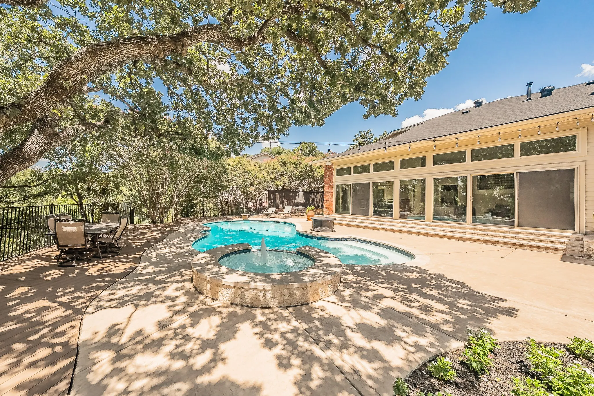 Single Family Residence For Sale in Tarrant County , 1406 Riverview Drive, Arlington, Texas 76012, 4 Bedroom, 6 Bathroom, 2 Garage spaces, 4,007 Sqft, built in 1979, mls#21328214, Real Estate Agent in Arlington, Homes For Sale in Tarrant county, Homes For Sale in Arlington, Realtor in Arlington Texas, Real Estate Brokerage Independent Realty Texas, Luminita Cordes Realtor