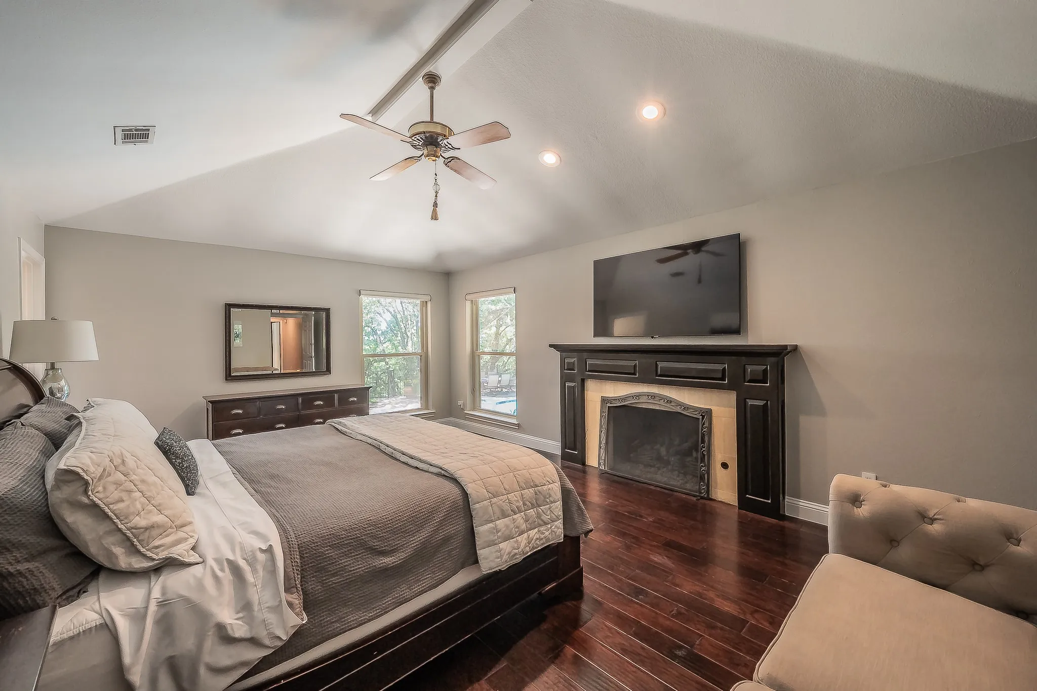 Single Family Residence For Sale in Tarrant County , 1406 Riverview Drive, Arlington, Texas 76012, 4 Bedroom, 6 Bathroom, 2 Garage spaces, 4,007 Sqft, built in 1979, mls#21328214, Real Estate Agent in Arlington, Homes For Sale in Tarrant county, Homes For Sale in Arlington, Realtor in Arlington Texas, Real Estate Brokerage Independent Realty Texas, Luminita Cordes Realtor