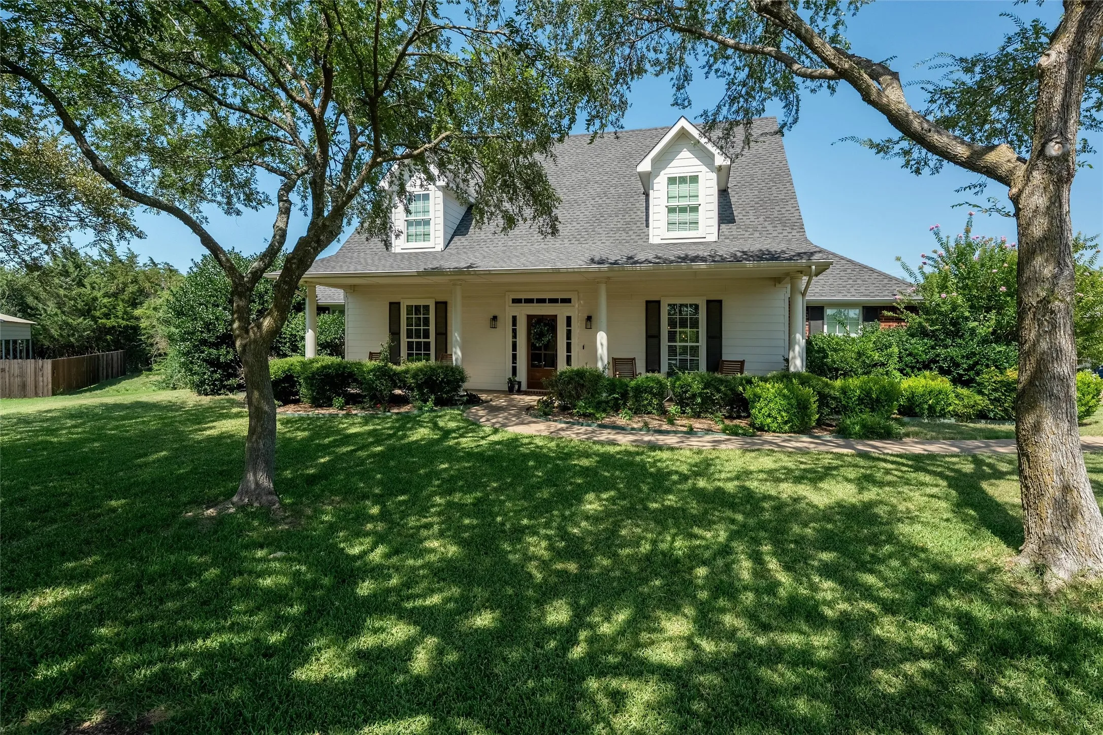 Single Family Residence For Sale in Ellis County , 4020 Zachs Court, Midlothian, Texas 76065, 5 Bedroom, 4 Bathroom, 2 Garage spaces, 3,182 Sqft, built in 2005, mls#21323242, Real Estate Agent in Midlothian, Homes For Sale in Ellis county, Homes For Sale in Midlothian, Realtor in Midlothian Texas, Real Estate Brokerage Independent Realty Texas, Luminita Cordes Realtor