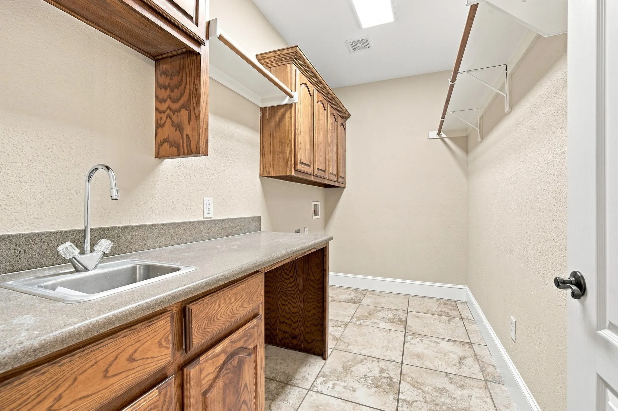 Single Family Residence For Sale in Ellis County , 4020 Zachs Court, Midlothian, Texas 76065, 5 Bedroom, 4 Bathroom, 2 Garage spaces, 3,182 Sqft, built in 2005, mls#21323242, Real Estate Agent in Midlothian, Homes For Sale in Ellis county, Homes For Sale in Midlothian, Realtor in Midlothian Texas, Real Estate Brokerage Independent Realty Texas, Luminita Cordes Realtor