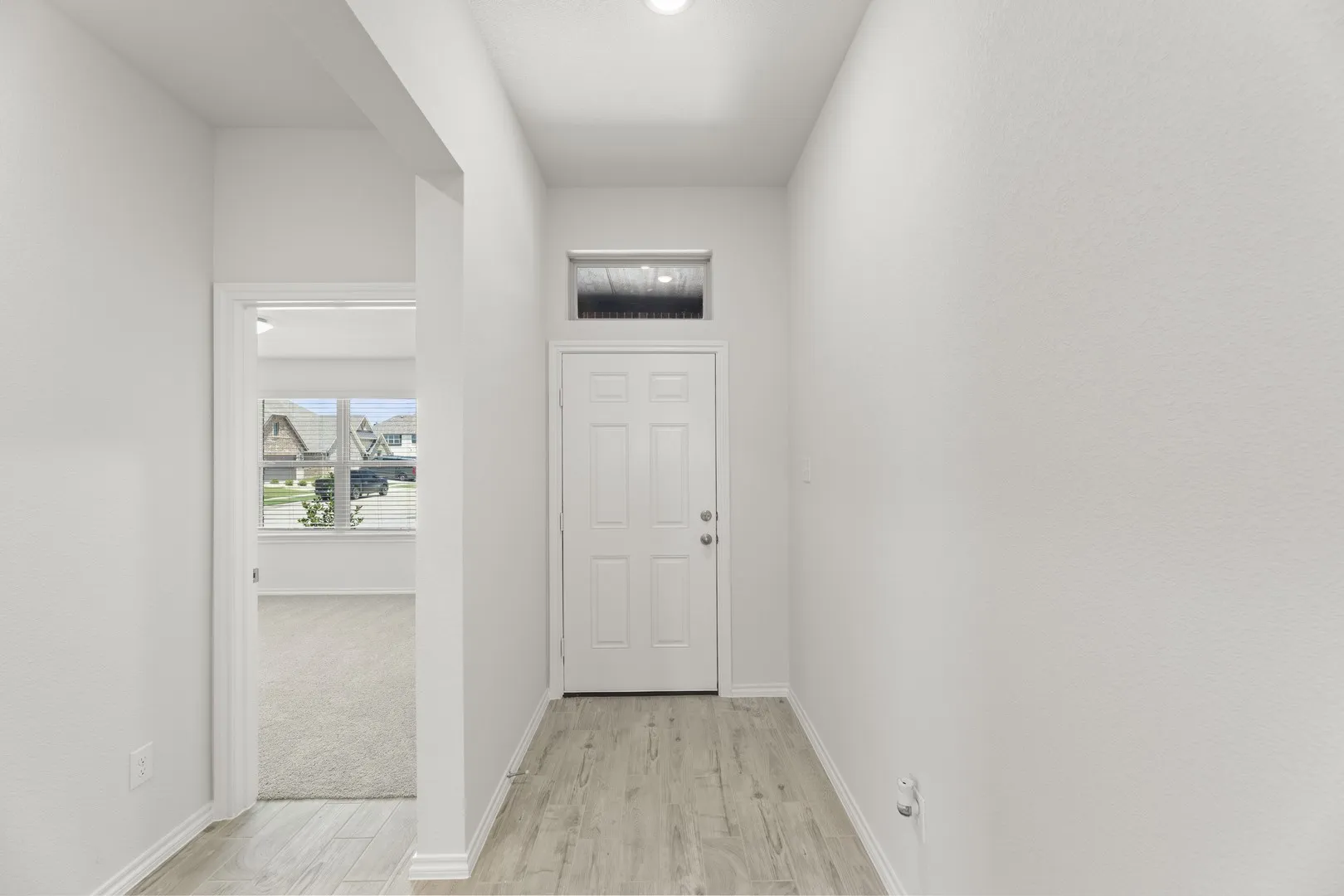 03. 3209 Mercer - Entry