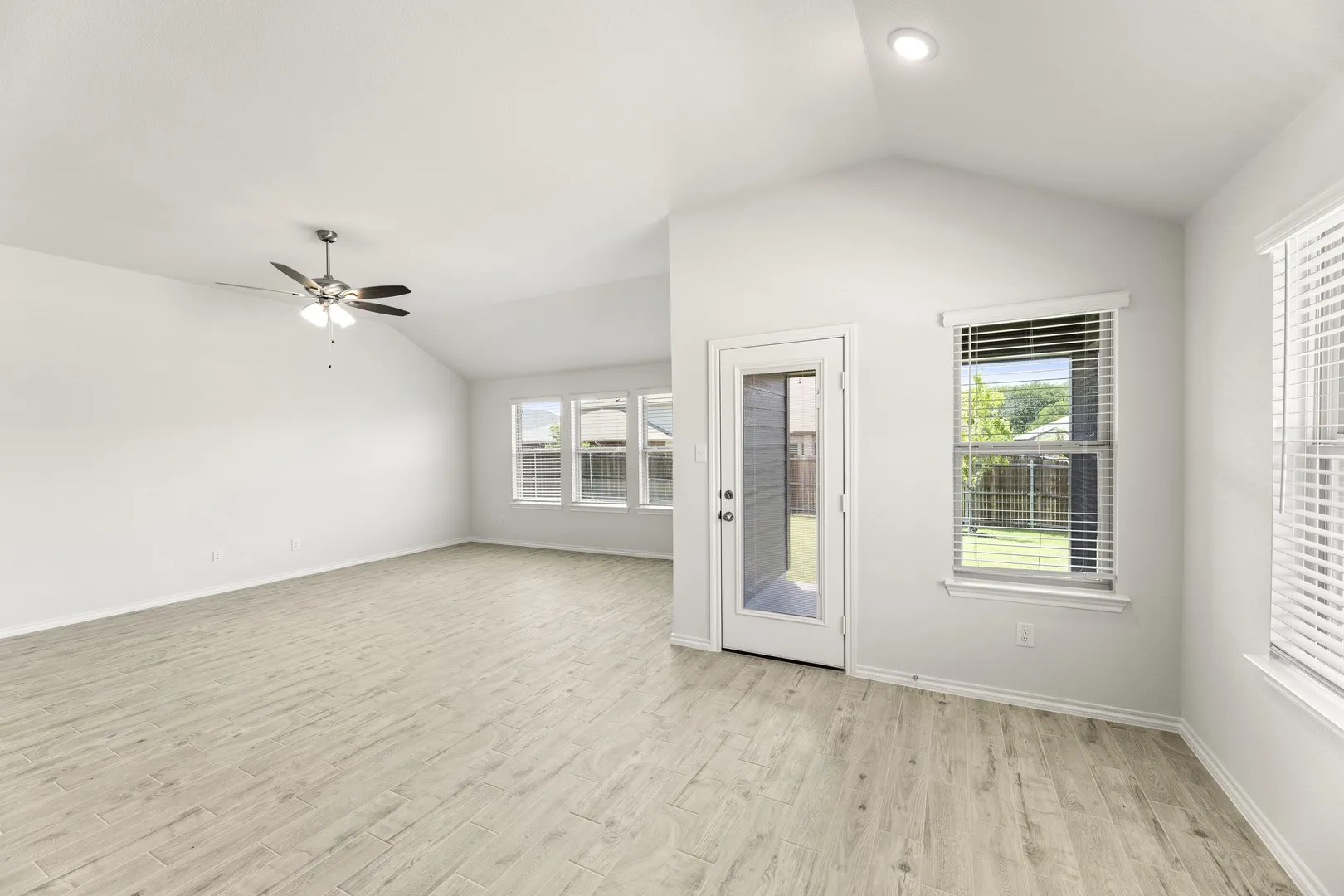 13. 3209 Mercer - Dining