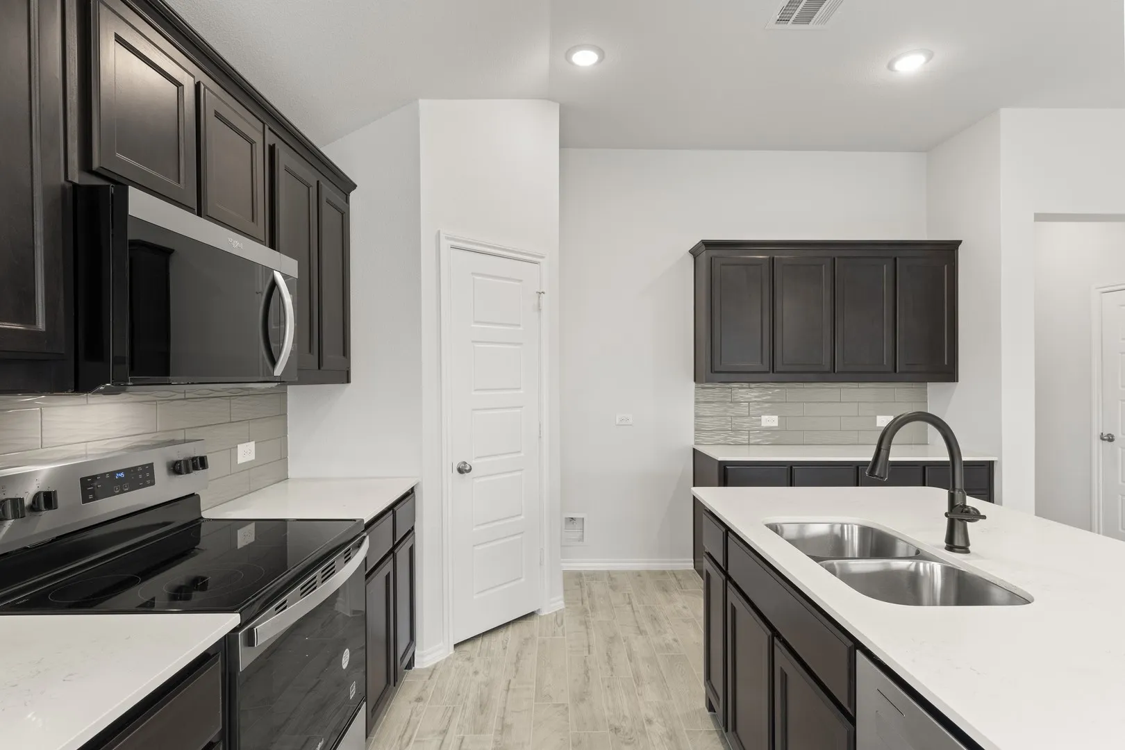 12. 3209 Mercer - Kitchen (4)