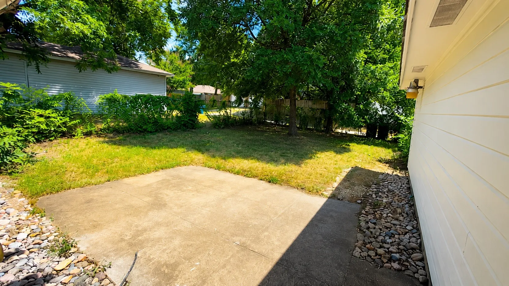 Single Family Residence For Sale in Dallas County , 946 Highland Oaks Drive, Dallas, Texas 75232, 3 Bedroom, 2 Bathroom, 2 Garage spaces, 1,397 Sqft, built in 1961, mls#21327258, Real Estate Agent in Dallas, Homes For Sale in Dallas county, Homes For Sale in Dallas, Realtor in Dallas Texas, Real Estate Brokerage Independent Realty Texas, Luminita Cordes Realtor