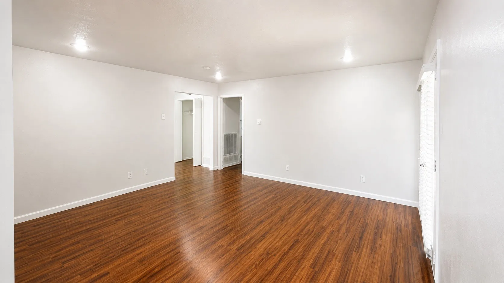 Single Family Residence For Sale in Dallas County , 946 Highland Oaks Drive, Dallas, Texas 75232, 3 Bedroom, 2 Bathroom, 2 Garage spaces, 1,397 Sqft, built in 1961, mls#21327258, Real Estate Agent in Dallas, Homes For Sale in Dallas county, Homes For Sale in Dallas, Realtor in Dallas Texas, Real Estate Brokerage Independent Realty Texas, Luminita Cordes Realtor