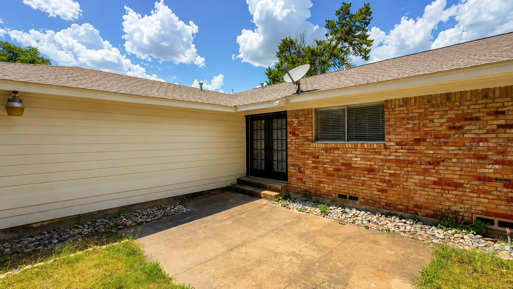 Single Family Residence For Sale in Dallas County , 946 Highland Oaks Drive, Dallas, Texas 75232, 3 Bedroom, 2 Bathroom, 2 Garage spaces, 1,397 Sqft, built in 1961, mls#21327258, Real Estate Agent in Dallas, Homes For Sale in Dallas county, Homes For Sale in Dallas, Realtor in Dallas Texas, Real Estate Brokerage Independent Realty Texas, Luminita Cordes Realtor