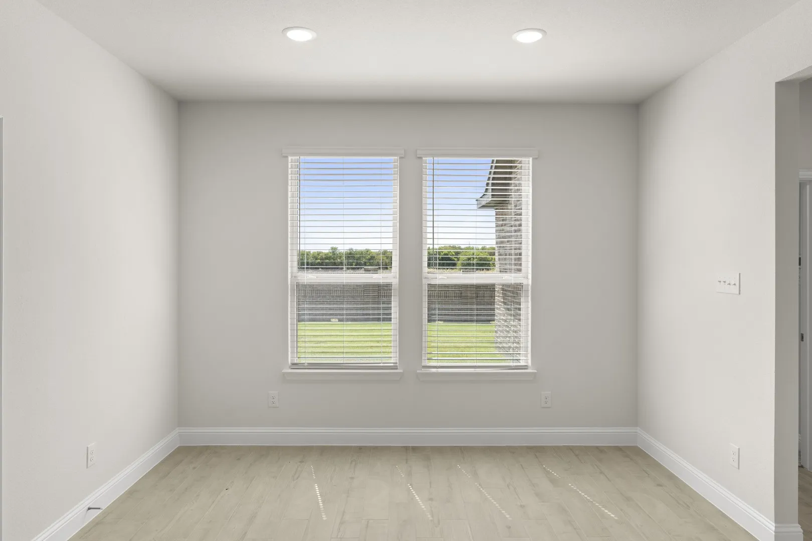 11. 6221 Delacroix - Dining