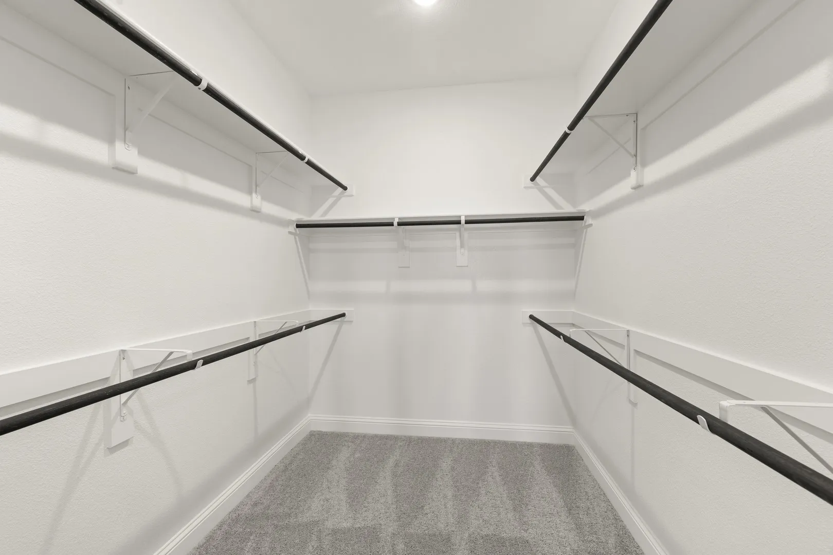 19. 6221 Delacroix - Closet