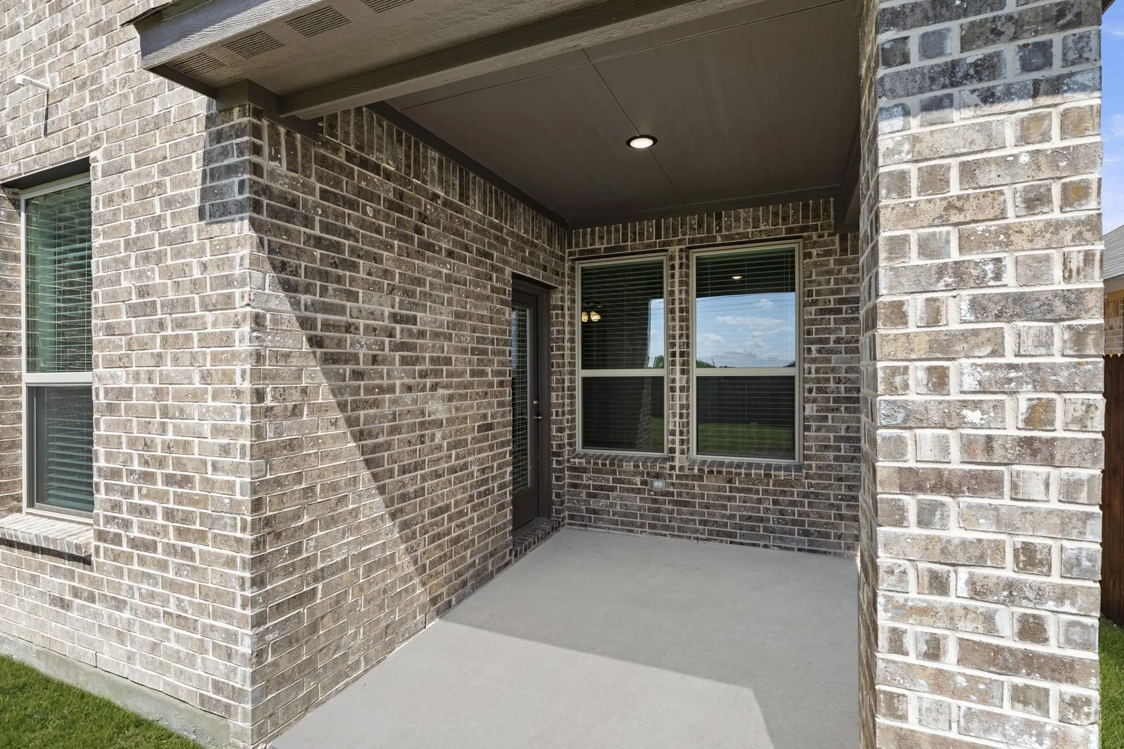 25. 6221 Delacroix - Patio
