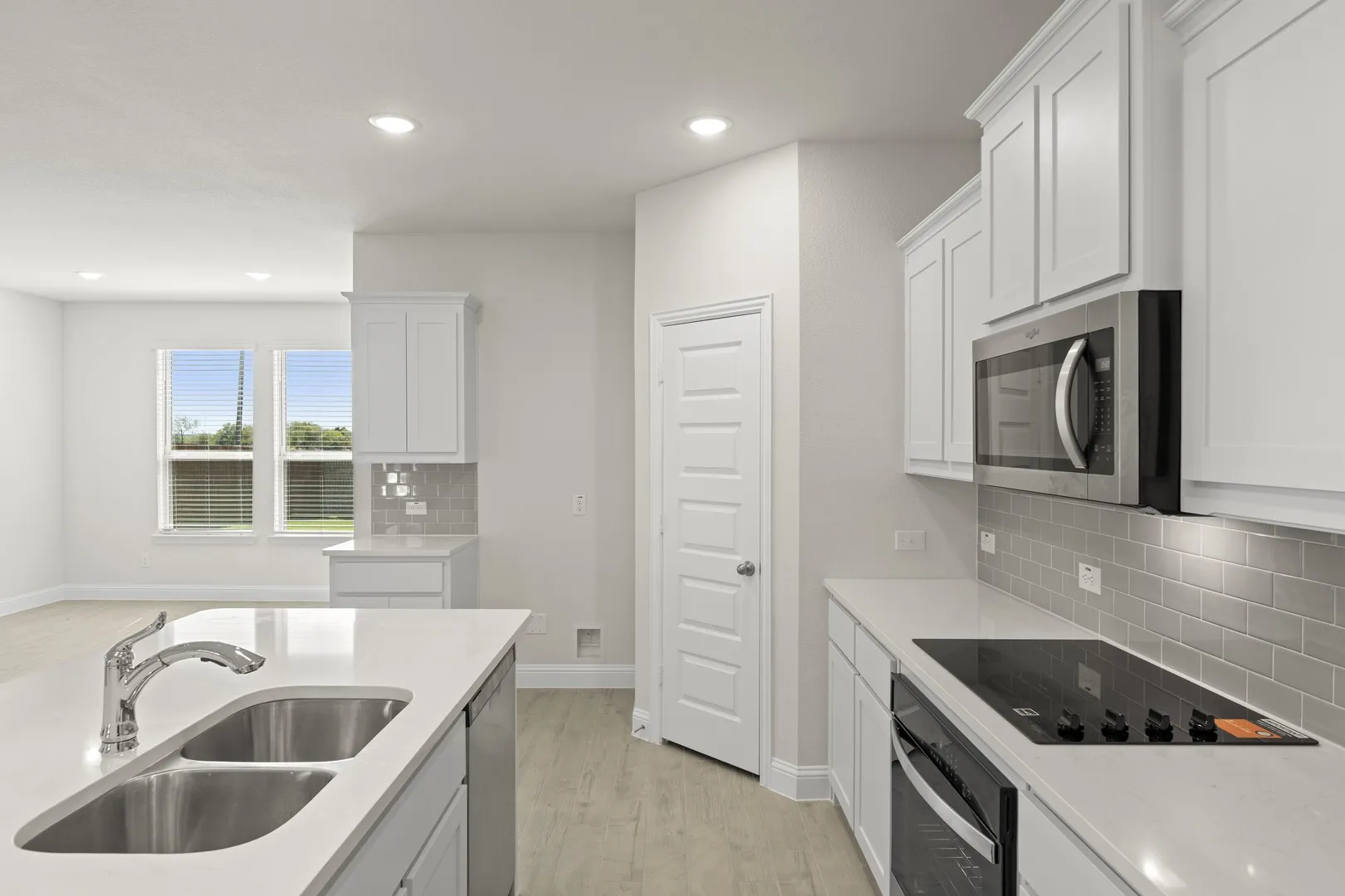10. 6221 Delacroix - Kitchen (3)