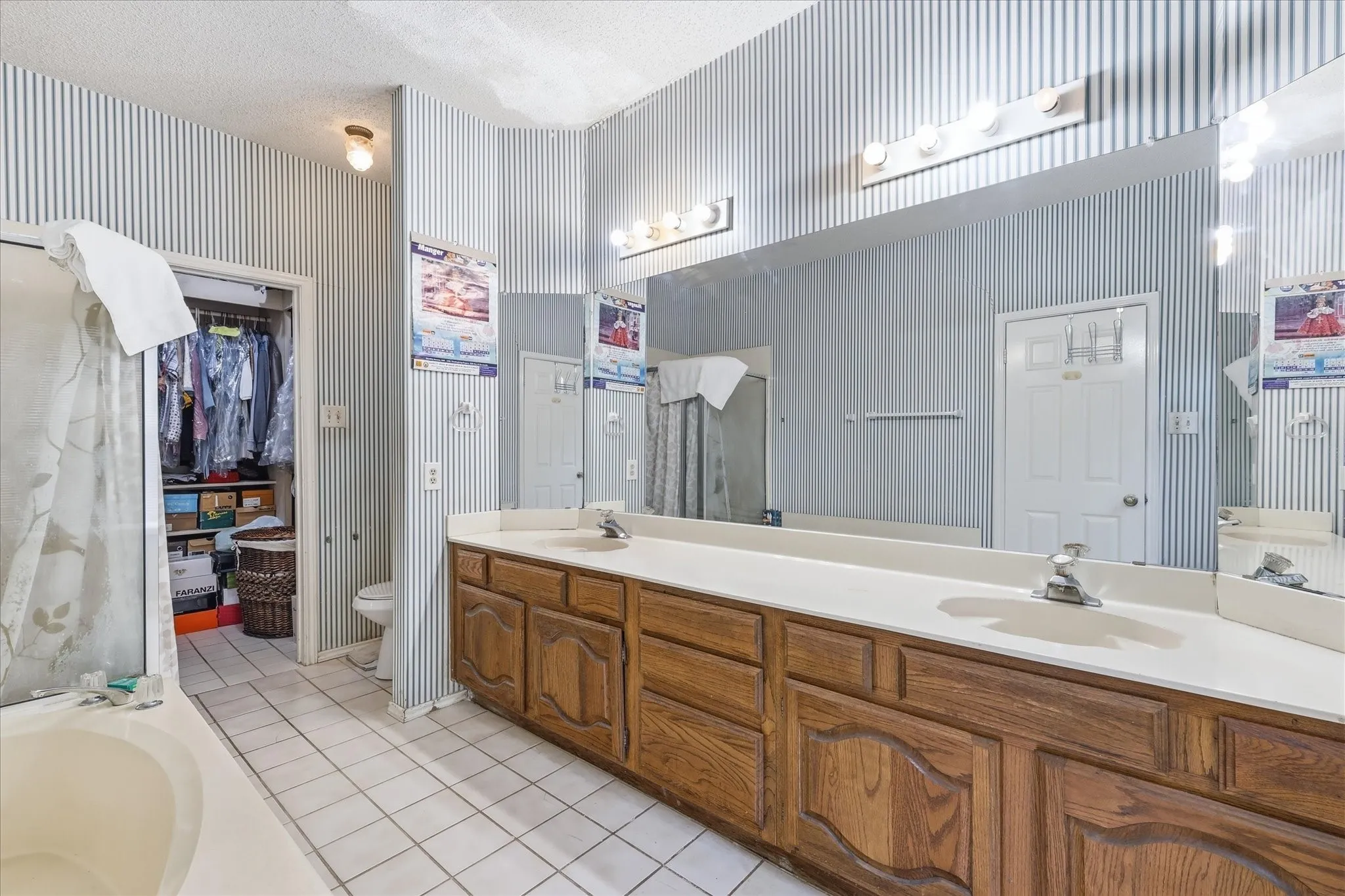 Single Family Residence For Sale in Denton County , 2020 E Branch Hollow Drive, Carrollton, Texas 75007, 3 Bedroom, 3 Bathroom, 2 Garage spaces, 1,870 Sqft, built in 1984, mls#21327986, Real Estate Agent in Carrollton, Homes For Sale in Denton county, Homes For Sale in Carrollton, Realtor in Carrollton Texas, Real Estate Brokerage Independent Realty Texas, Luminita Cordes Realtor