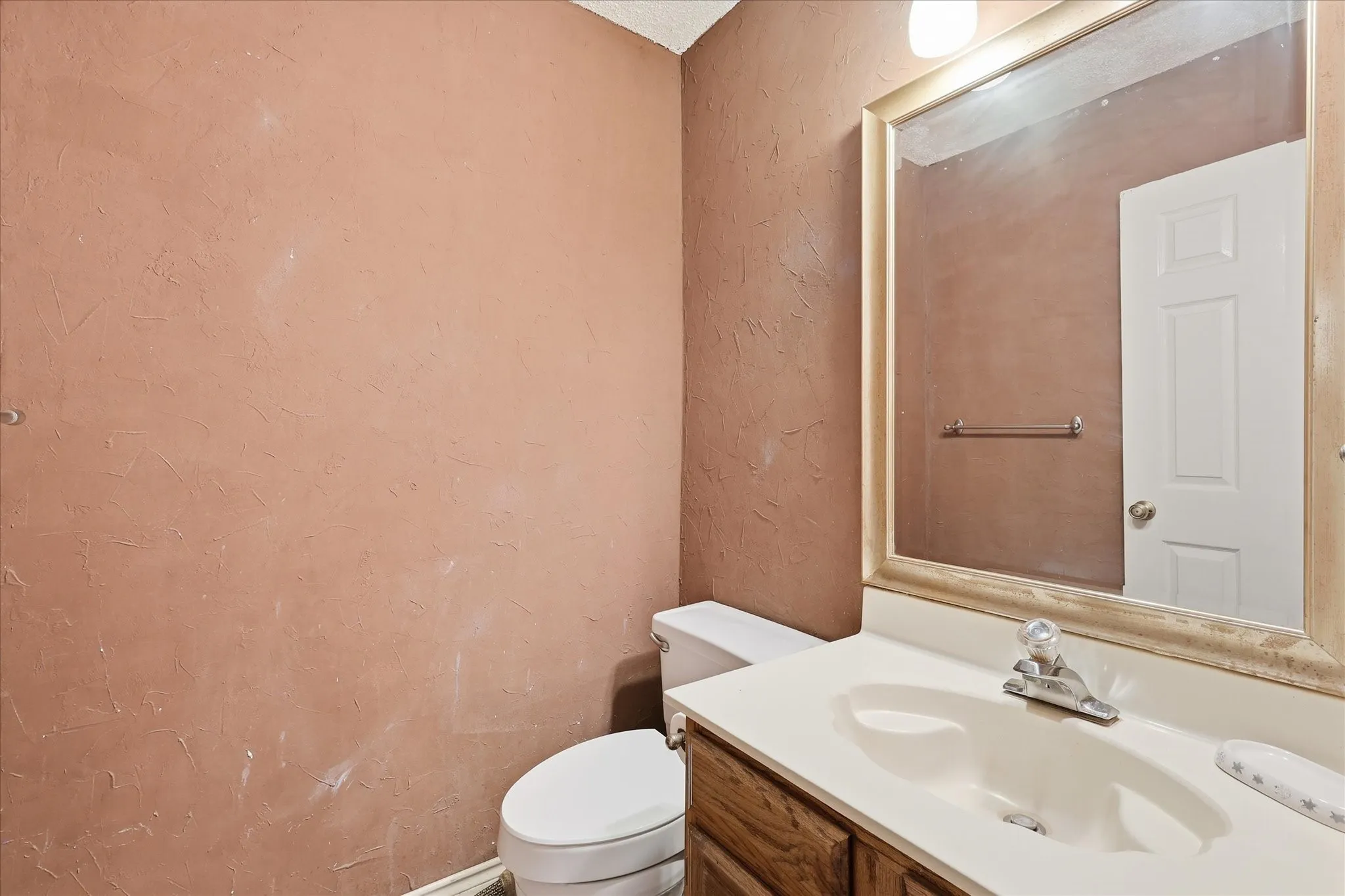 Single Family Residence For Sale in Denton County , 2020 E Branch Hollow Drive, Carrollton, Texas 75007, 3 Bedroom, 3 Bathroom, 2 Garage spaces, 1,870 Sqft, built in 1984, mls#21327986, Real Estate Agent in Carrollton, Homes For Sale in Denton county, Homes For Sale in Carrollton, Realtor in Carrollton Texas, Real Estate Brokerage Independent Realty Texas, Luminita Cordes Realtor