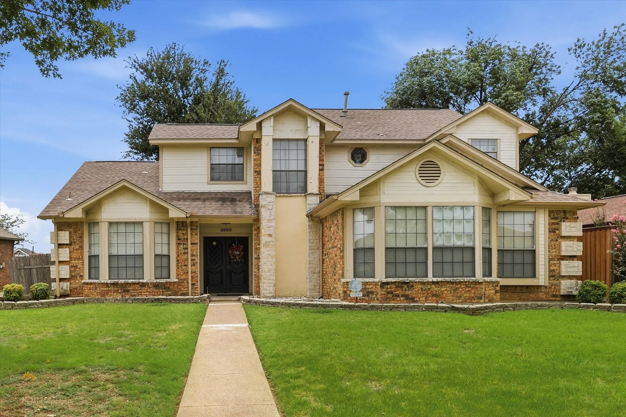 Single Family Residence For Sale in Denton County , 2020 E Branch Hollow Drive, Carrollton, Texas 75007, 3 Bedroom, 3 Bathroom, 2 Garage spaces, 1,870 Sqft, built in 1984, mls#21327986, Real Estate Agent in Carrollton, Homes For Sale in Denton county, Homes For Sale in Carrollton, Realtor in Carrollton Texas, Real Estate Brokerage Independent Realty Texas, Luminita Cordes Realtor