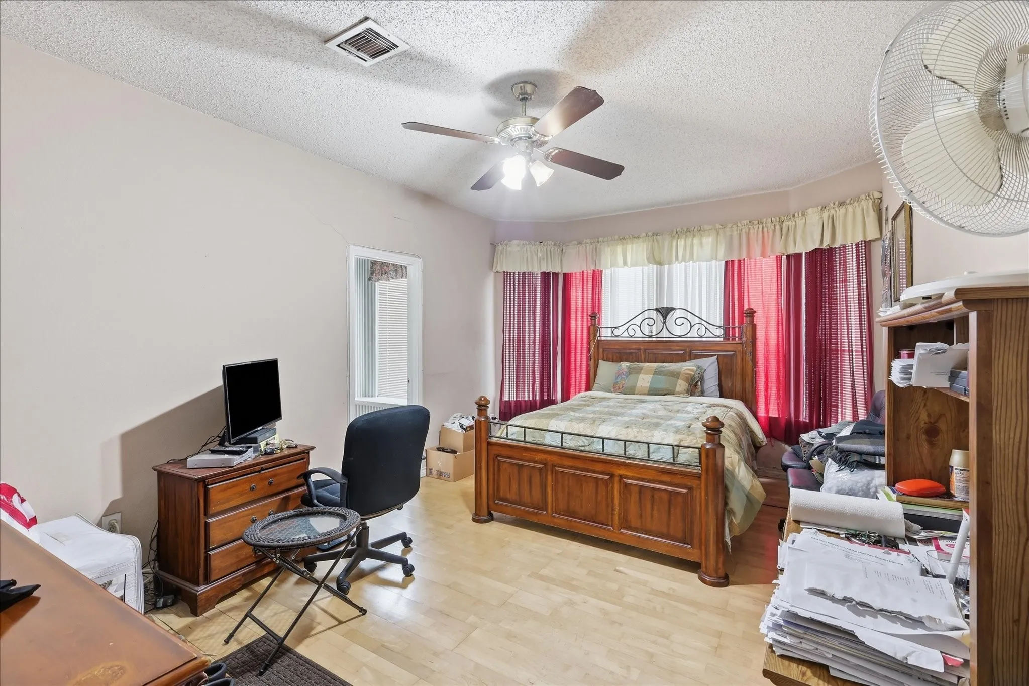 Single Family Residence For Sale in Denton County , 2020 E Branch Hollow Drive, Carrollton, Texas 75007, 3 Bedroom, 3 Bathroom, 2 Garage spaces, 1,870 Sqft, built in 1984, mls#21327986, Real Estate Agent in Carrollton, Homes For Sale in Denton county, Homes For Sale in Carrollton, Realtor in Carrollton Texas, Real Estate Brokerage Independent Realty Texas, Luminita Cordes Realtor