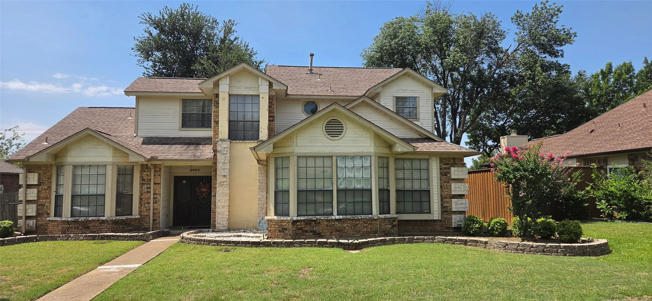 Single Family Residence For Sale in Denton County , 2020 E Branch Hollow Drive, Carrollton, Texas 75007, 3 Bedroom, 3 Bathroom, 2 Garage spaces, 1,870 Sqft, built in 1984, mls#21327986, Real Estate Agent in Carrollton, Homes For Sale in Denton county, Homes For Sale in Carrollton, Realtor in Carrollton Texas, Real Estate Brokerage Independent Realty Texas, Luminita Cordes Realtor