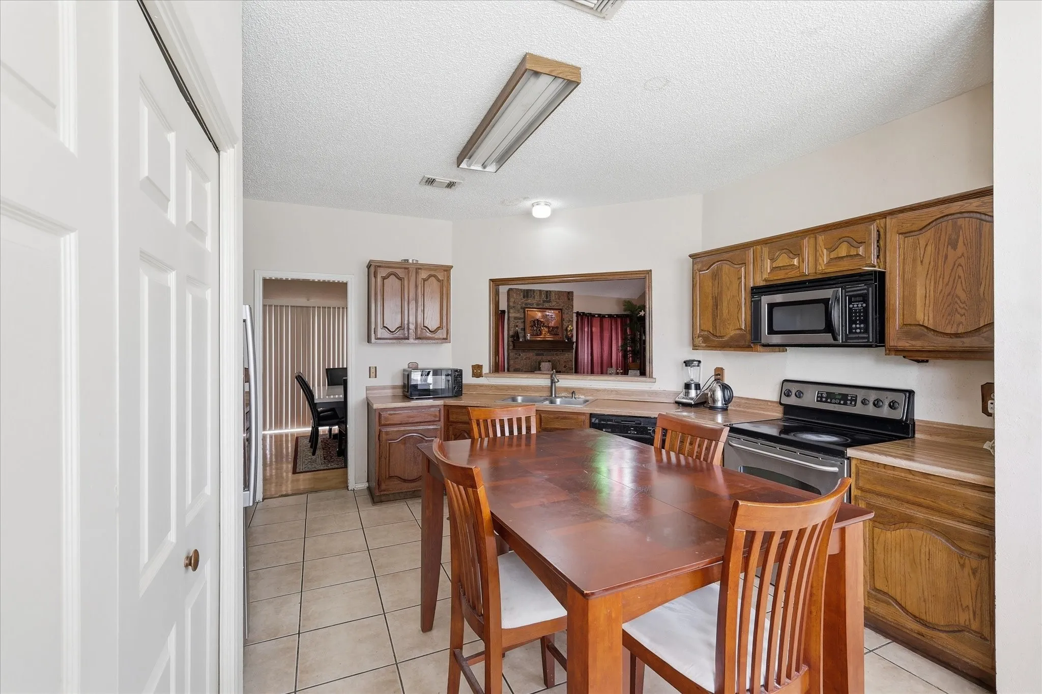 Single Family Residence For Sale in Denton County , 2020 E Branch Hollow Drive, Carrollton, Texas 75007, 3 Bedroom, 3 Bathroom, 2 Garage spaces, 1,870 Sqft, built in 1984, mls#21327986, Real Estate Agent in Carrollton, Homes For Sale in Denton county, Homes For Sale in Carrollton, Realtor in Carrollton Texas, Real Estate Brokerage Independent Realty Texas, Luminita Cordes Realtor