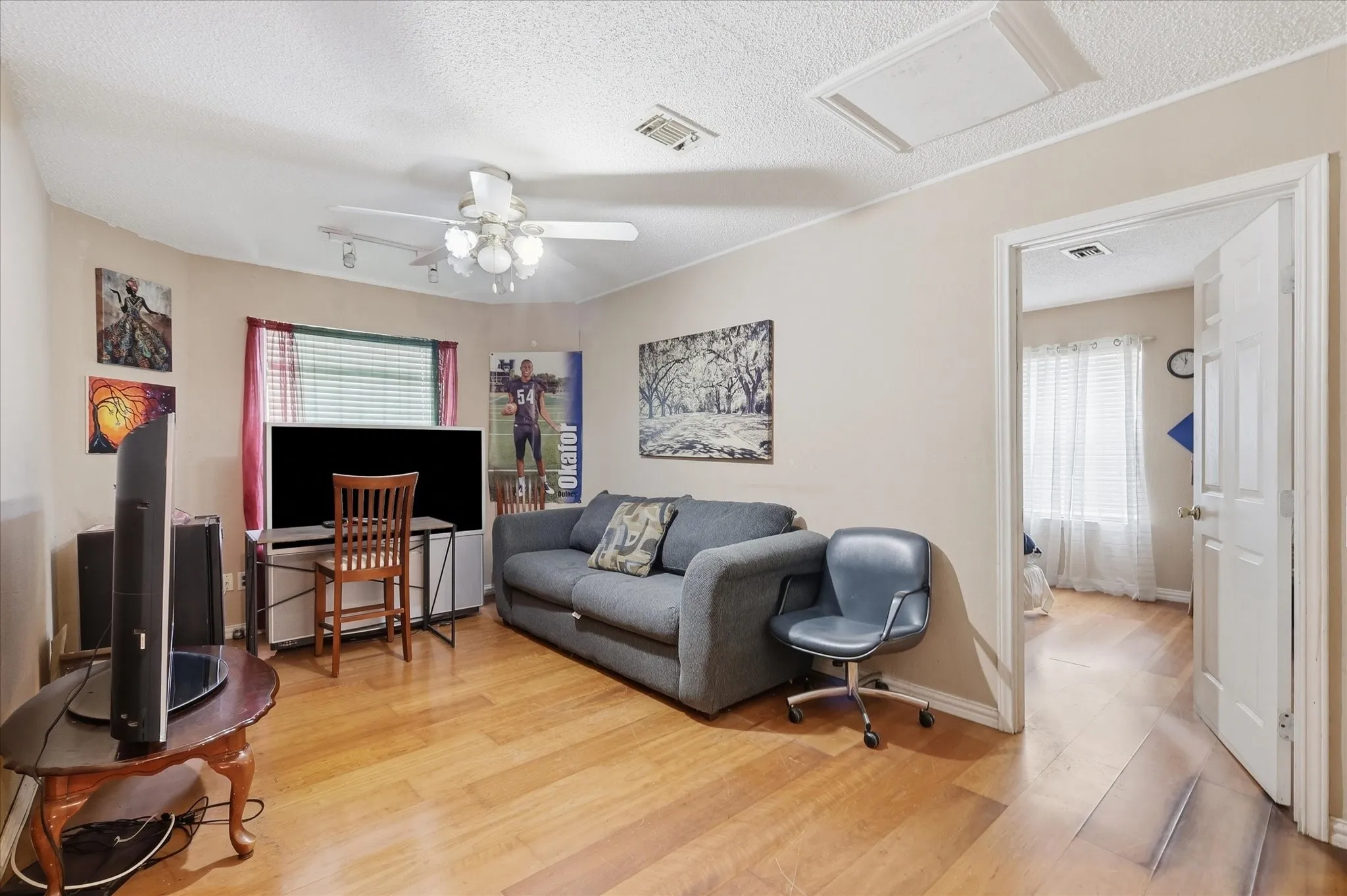 Single Family Residence For Sale in Denton County , 2020 E Branch Hollow Drive, Carrollton, Texas 75007, 3 Bedroom, 3 Bathroom, 2 Garage spaces, 1,870 Sqft, built in 1984, mls#21327986, Real Estate Agent in Carrollton, Homes For Sale in Denton county, Homes For Sale in Carrollton, Realtor in Carrollton Texas, Real Estate Brokerage Independent Realty Texas, Luminita Cordes Realtor