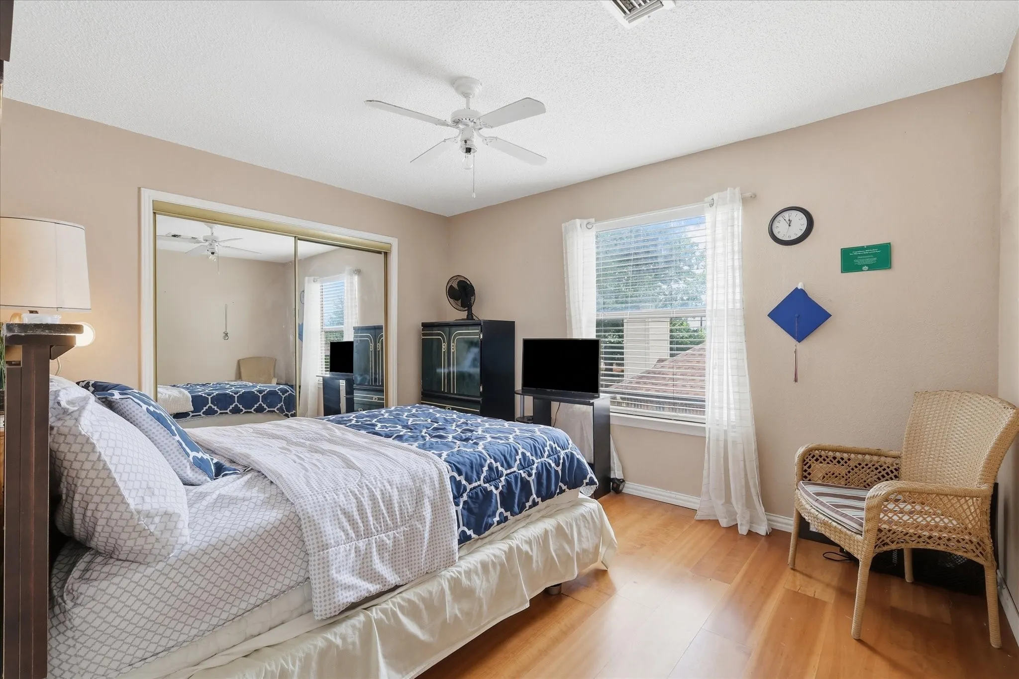 Single Family Residence For Sale in Denton County , 2020 E Branch Hollow Drive, Carrollton, Texas 75007, 3 Bedroom, 3 Bathroom, 2 Garage spaces, 1,870 Sqft, built in 1984, mls#21327986, Real Estate Agent in Carrollton, Homes For Sale in Denton county, Homes For Sale in Carrollton, Realtor in Carrollton Texas, Real Estate Brokerage Independent Realty Texas, Luminita Cordes Realtor