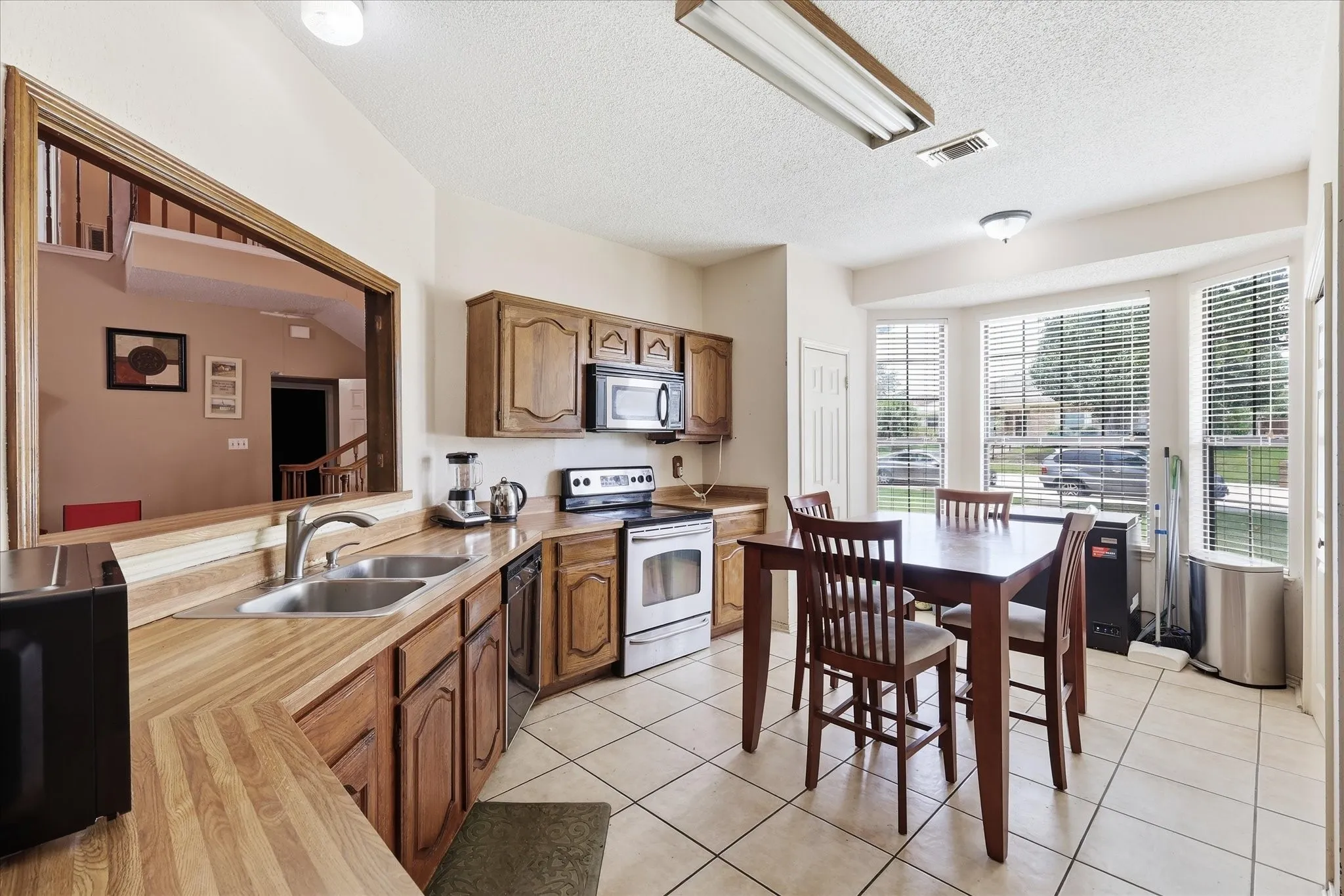 Single Family Residence For Sale in Denton County , 2020 E Branch Hollow Drive, Carrollton, Texas 75007, 3 Bedroom, 3 Bathroom, 2 Garage spaces, 1,870 Sqft, built in 1984, mls#21327986, Real Estate Agent in Carrollton, Homes For Sale in Denton county, Homes For Sale in Carrollton, Realtor in Carrollton Texas, Real Estate Brokerage Independent Realty Texas, Luminita Cordes Realtor