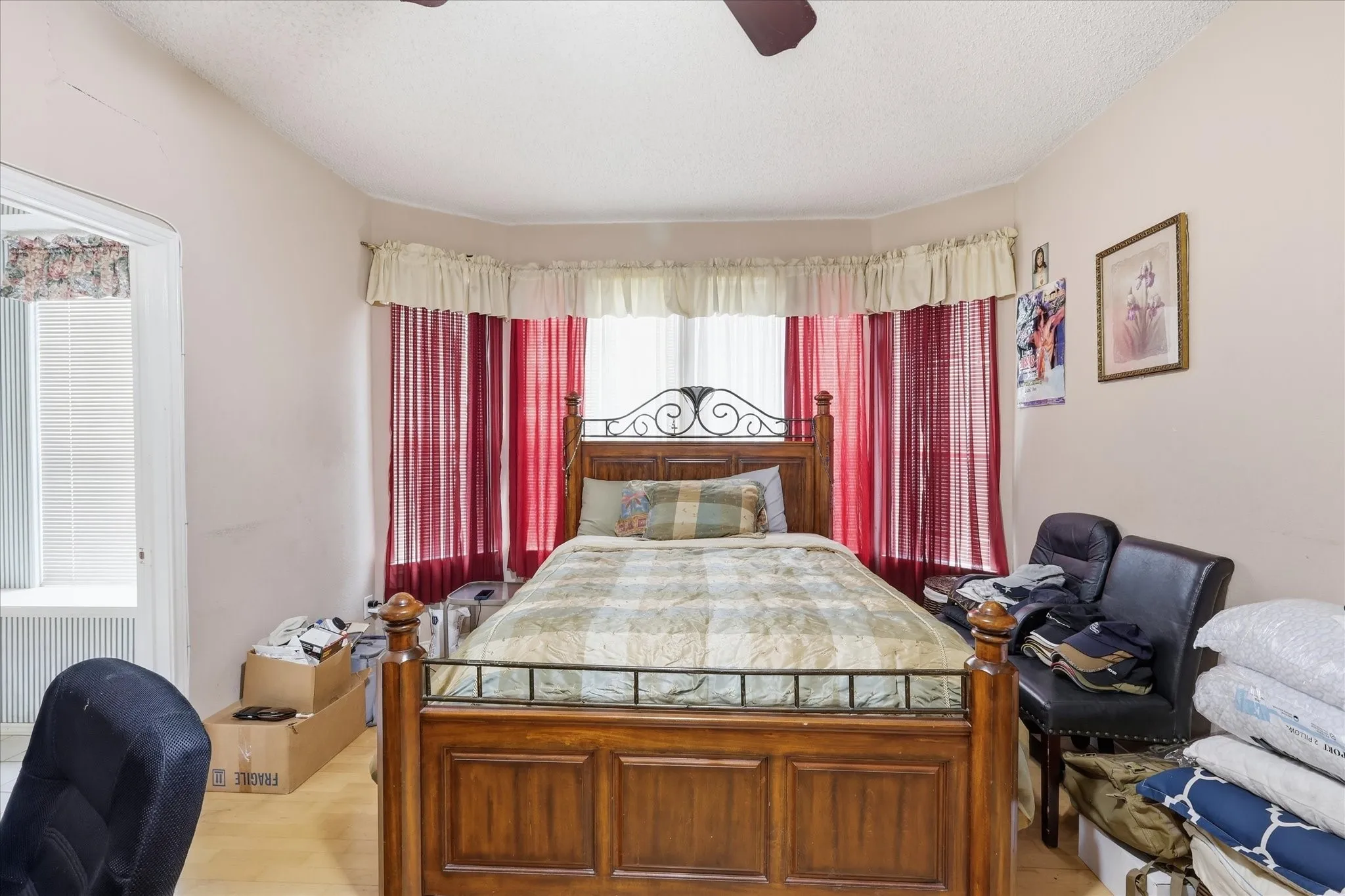 Single Family Residence For Sale in Denton County , 2020 E Branch Hollow Drive, Carrollton, Texas 75007, 3 Bedroom, 3 Bathroom, 2 Garage spaces, 1,870 Sqft, built in 1984, mls#21327986, Real Estate Agent in Carrollton, Homes For Sale in Denton county, Homes For Sale in Carrollton, Realtor in Carrollton Texas, Real Estate Brokerage Independent Realty Texas, Luminita Cordes Realtor
