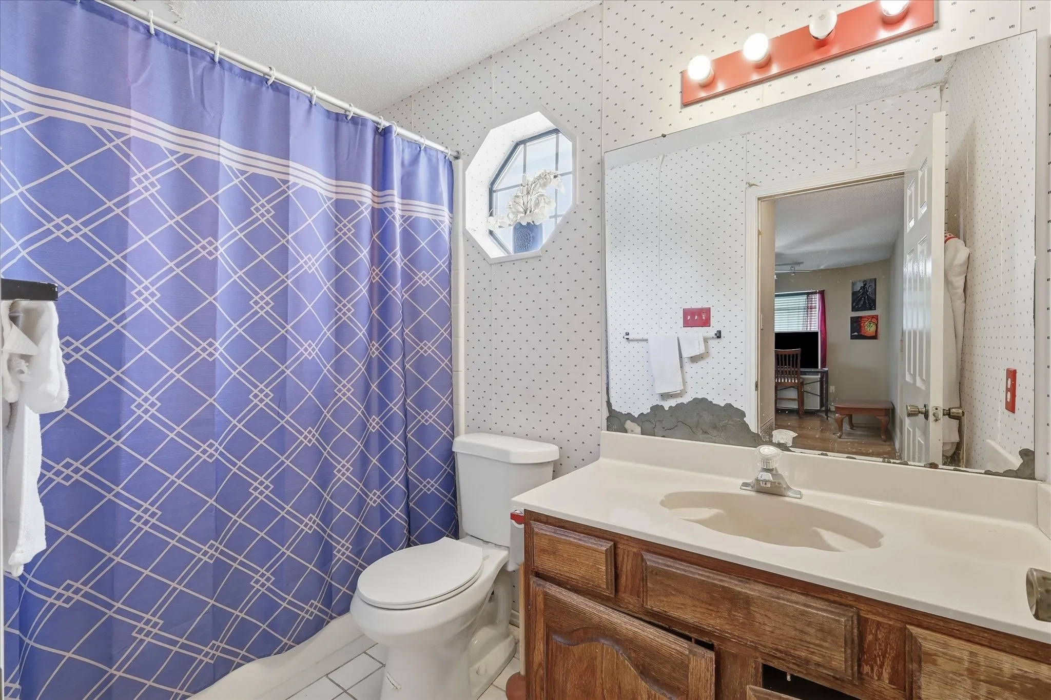 Single Family Residence For Sale in Denton County , 2020 E Branch Hollow Drive, Carrollton, Texas 75007, 3 Bedroom, 3 Bathroom, 2 Garage spaces, 1,870 Sqft, built in 1984, mls#21327986, Real Estate Agent in Carrollton, Homes For Sale in Denton county, Homes For Sale in Carrollton, Realtor in Carrollton Texas, Real Estate Brokerage Independent Realty Texas, Luminita Cordes Realtor