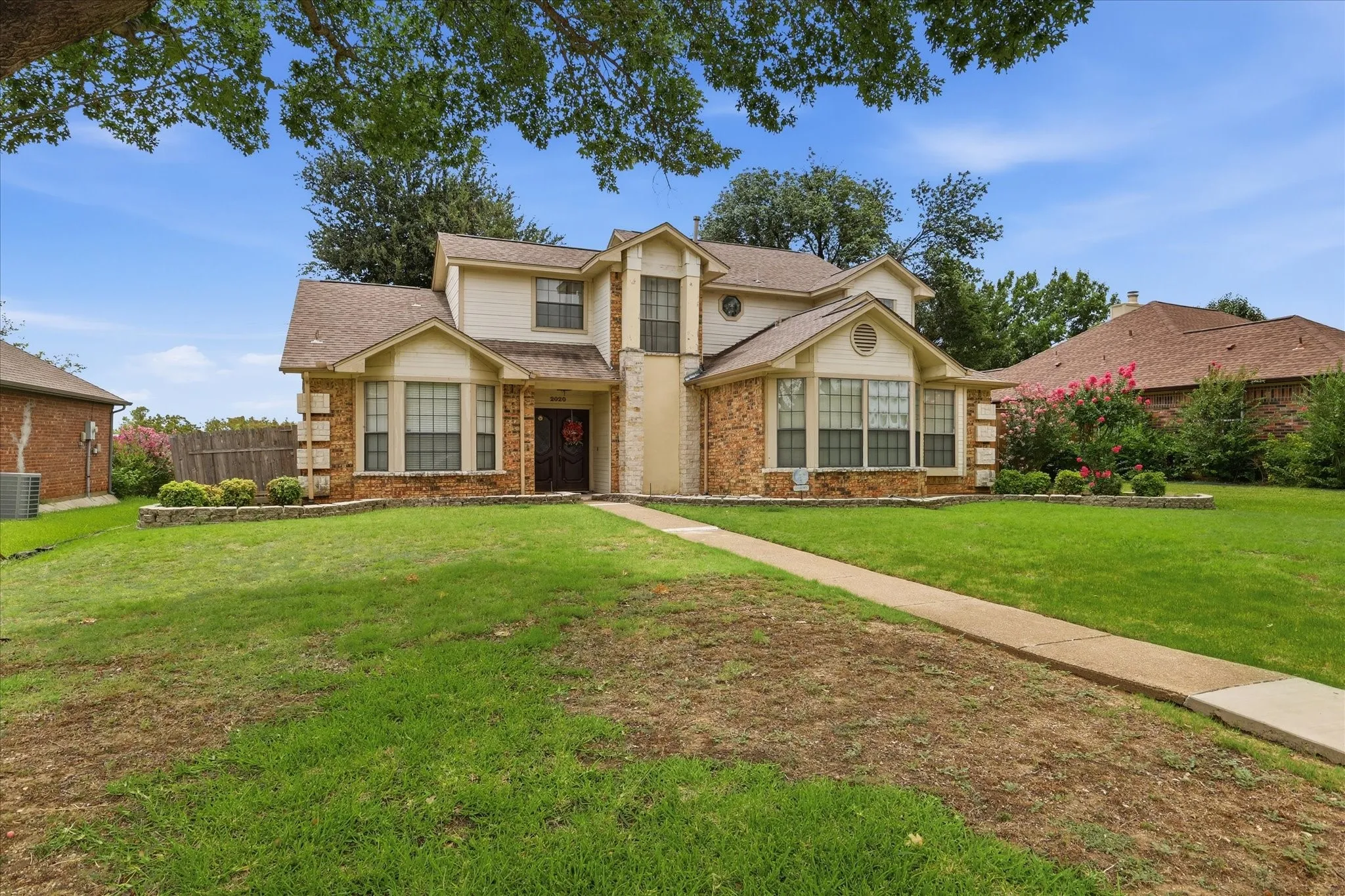 Single Family Residence For Sale in Denton County , 2020 E Branch Hollow Drive, Carrollton, Texas 75007, 3 Bedroom, 3 Bathroom, 2 Garage spaces, 1,870 Sqft, built in 1984, mls#21327986, Real Estate Agent in Carrollton, Homes For Sale in Denton county, Homes For Sale in Carrollton, Realtor in Carrollton Texas, Real Estate Brokerage Independent Realty Texas, Luminita Cordes Realtor