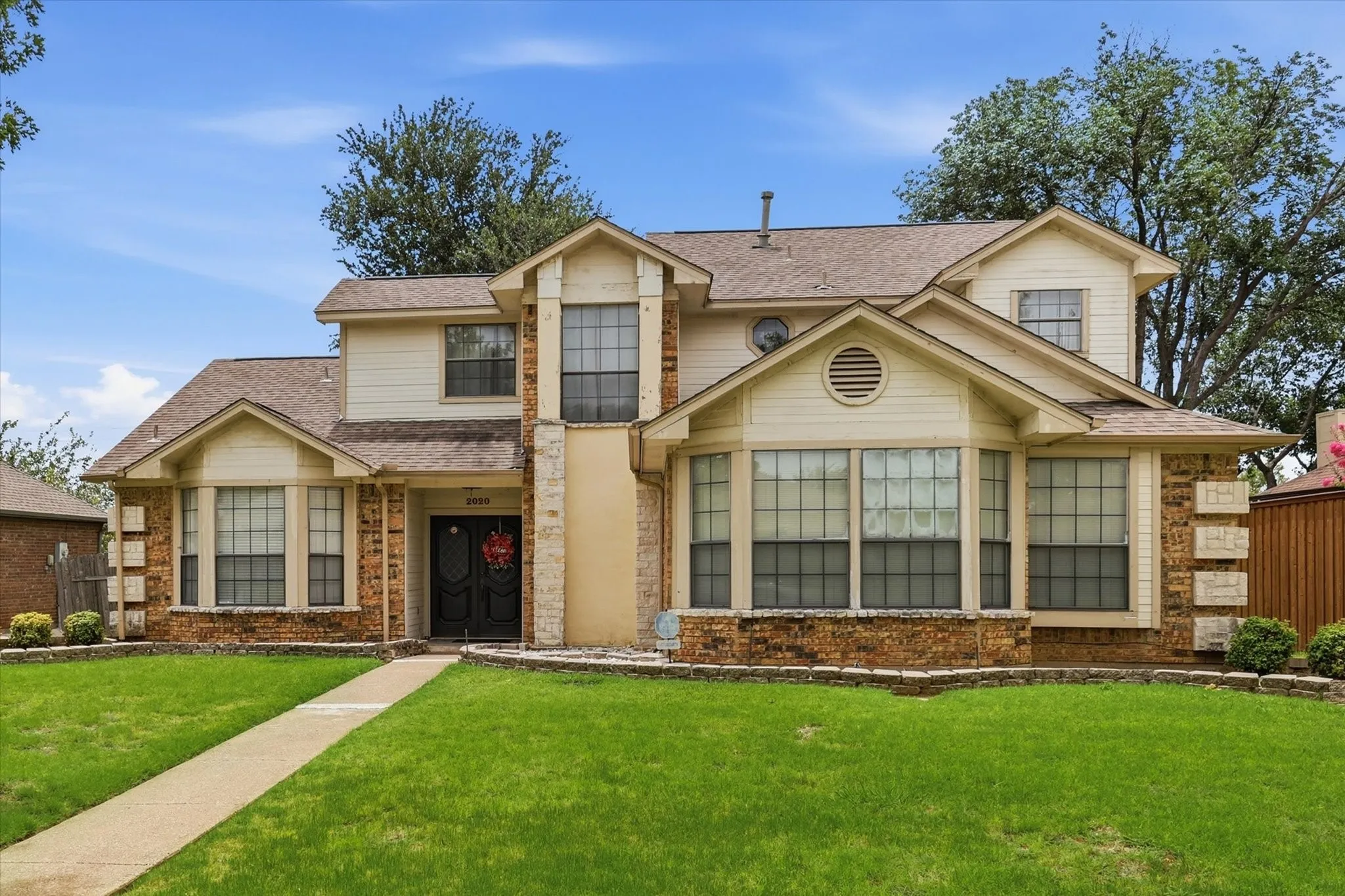 Single Family Residence For Sale in Denton County , 2020 E Branch Hollow Drive, Carrollton, Texas 75007, 3 Bedroom, 3 Bathroom, 2 Garage spaces, 1,870 Sqft, built in 1984, mls#21327986, Real Estate Agent in Carrollton, Homes For Sale in Denton county, Homes For Sale in Carrollton, Realtor in Carrollton Texas, Real Estate Brokerage Independent Realty Texas, Luminita Cordes Realtor