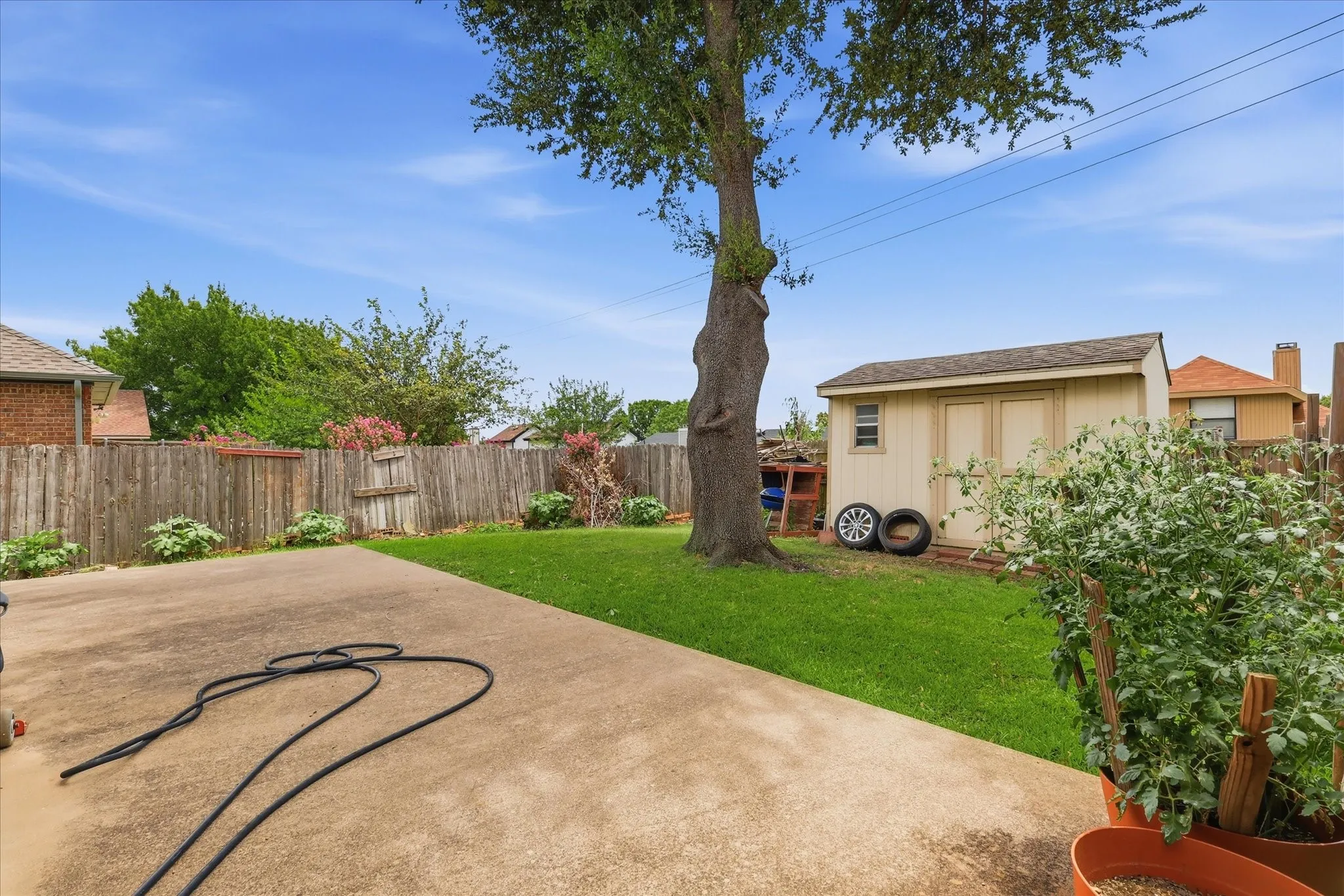 Single Family Residence For Sale in Denton County , 2020 E Branch Hollow Drive, Carrollton, Texas 75007, 3 Bedroom, 3 Bathroom, 2 Garage spaces, 1,870 Sqft, built in 1984, mls#21327986, Real Estate Agent in Carrollton, Homes For Sale in Denton county, Homes For Sale in Carrollton, Realtor in Carrollton Texas, Real Estate Brokerage Independent Realty Texas, Luminita Cordes Realtor