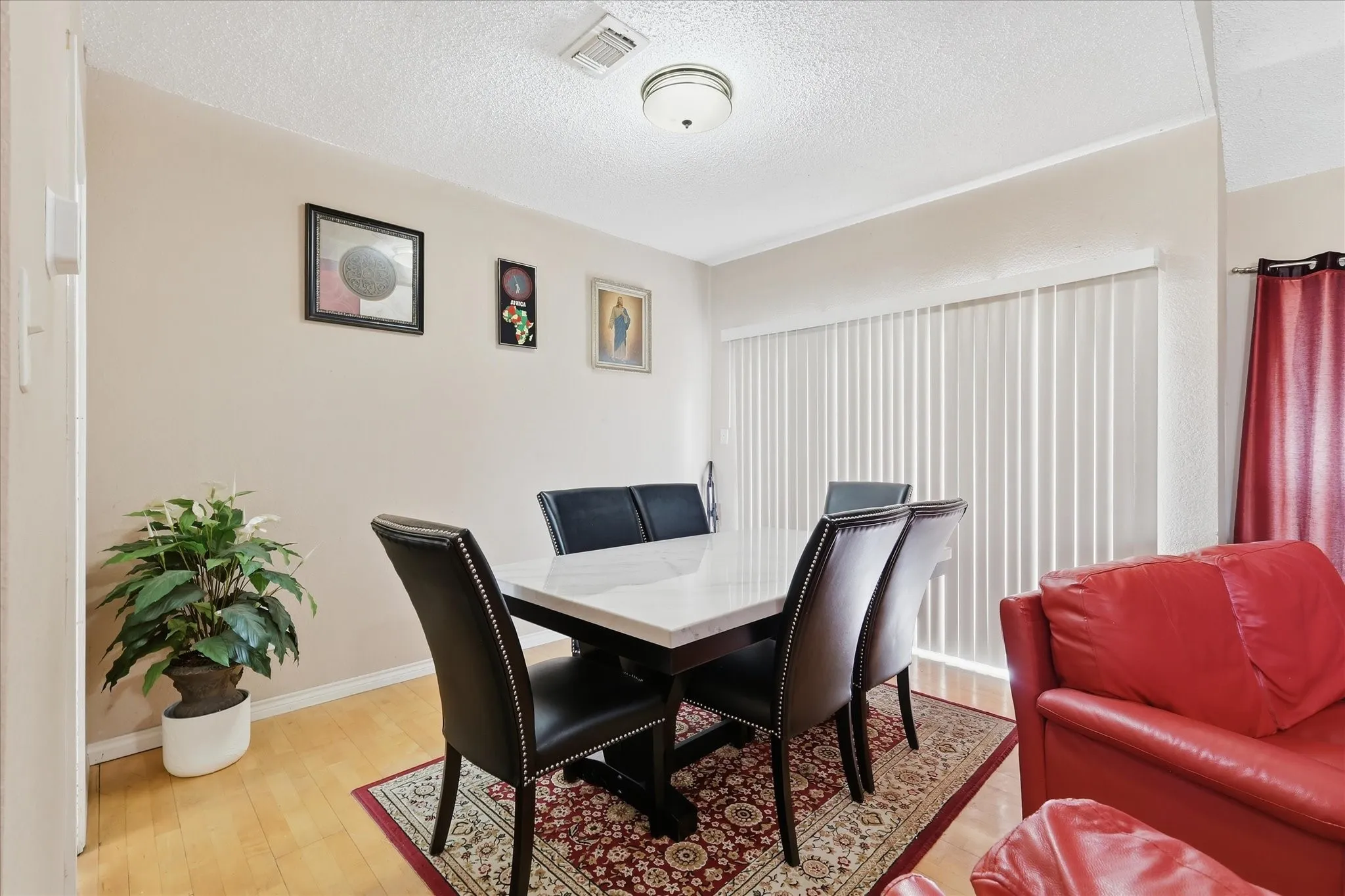 Single Family Residence For Sale in Denton County , 2020 E Branch Hollow Drive, Carrollton, Texas 75007, 3 Bedroom, 3 Bathroom, 2 Garage spaces, 1,870 Sqft, built in 1984, mls#21327986, Real Estate Agent in Carrollton, Homes For Sale in Denton county, Homes For Sale in Carrollton, Realtor in Carrollton Texas, Real Estate Brokerage Independent Realty Texas, Luminita Cordes Realtor