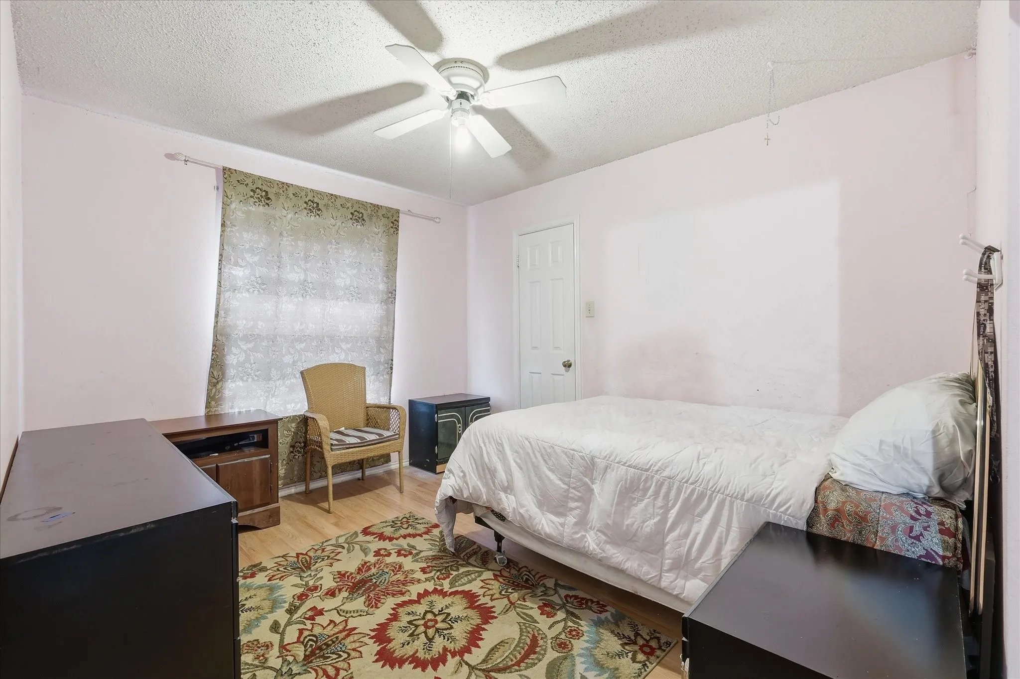 Single Family Residence For Sale in Denton County , 2020 E Branch Hollow Drive, Carrollton, Texas 75007, 3 Bedroom, 3 Bathroom, 2 Garage spaces, 1,870 Sqft, built in 1984, mls#21327986, Real Estate Agent in Carrollton, Homes For Sale in Denton county, Homes For Sale in Carrollton, Realtor in Carrollton Texas, Real Estate Brokerage Independent Realty Texas, Luminita Cordes Realtor