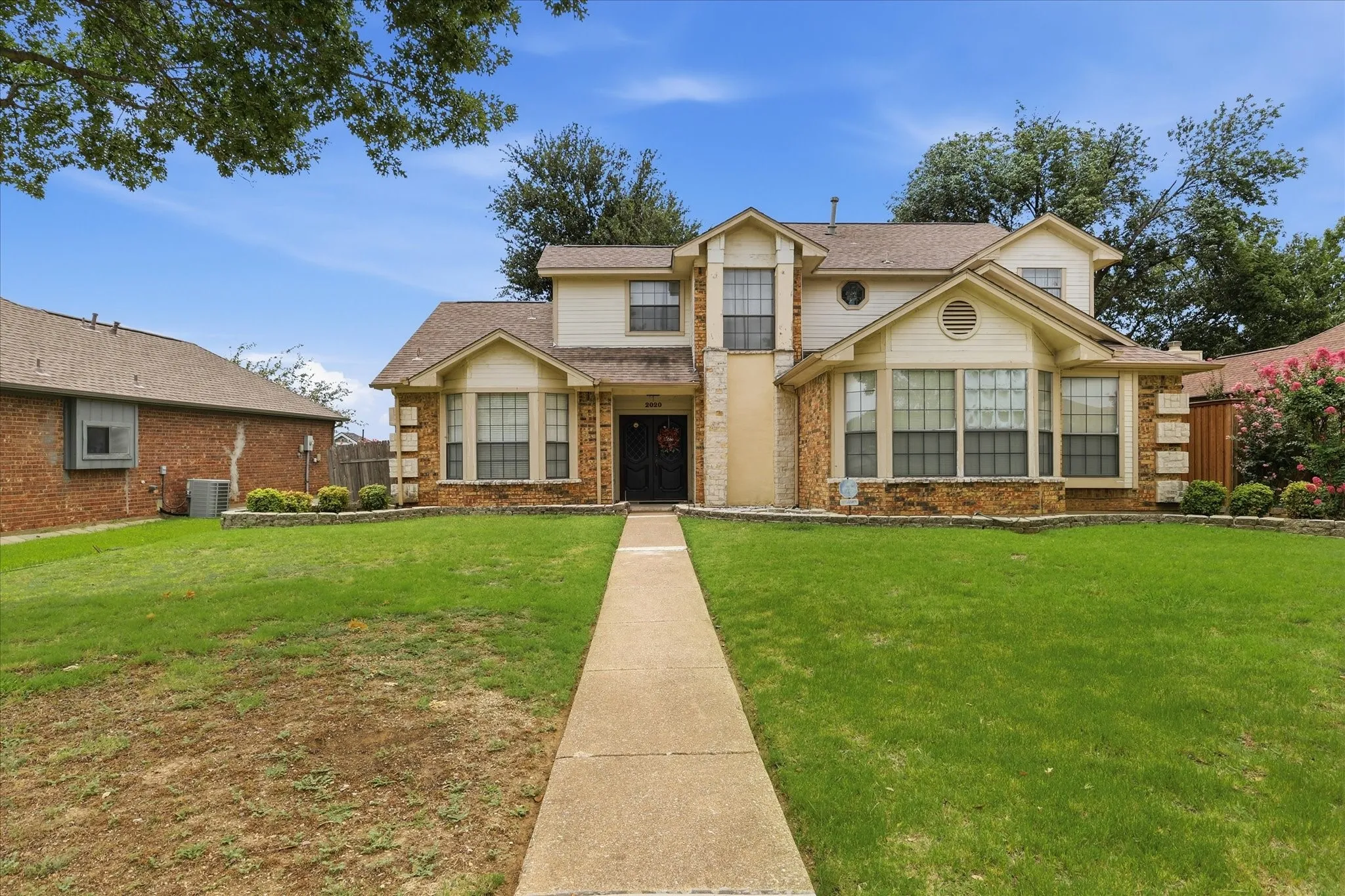 Single Family Residence For Sale in Denton County , 2020 E Branch Hollow Drive, Carrollton, Texas 75007, 3 Bedroom, 3 Bathroom, 2 Garage spaces, 1,870 Sqft, built in 1984, mls#21327986, Real Estate Agent in Carrollton, Homes For Sale in Denton county, Homes For Sale in Carrollton, Realtor in Carrollton Texas, Real Estate Brokerage Independent Realty Texas, Luminita Cordes Realtor