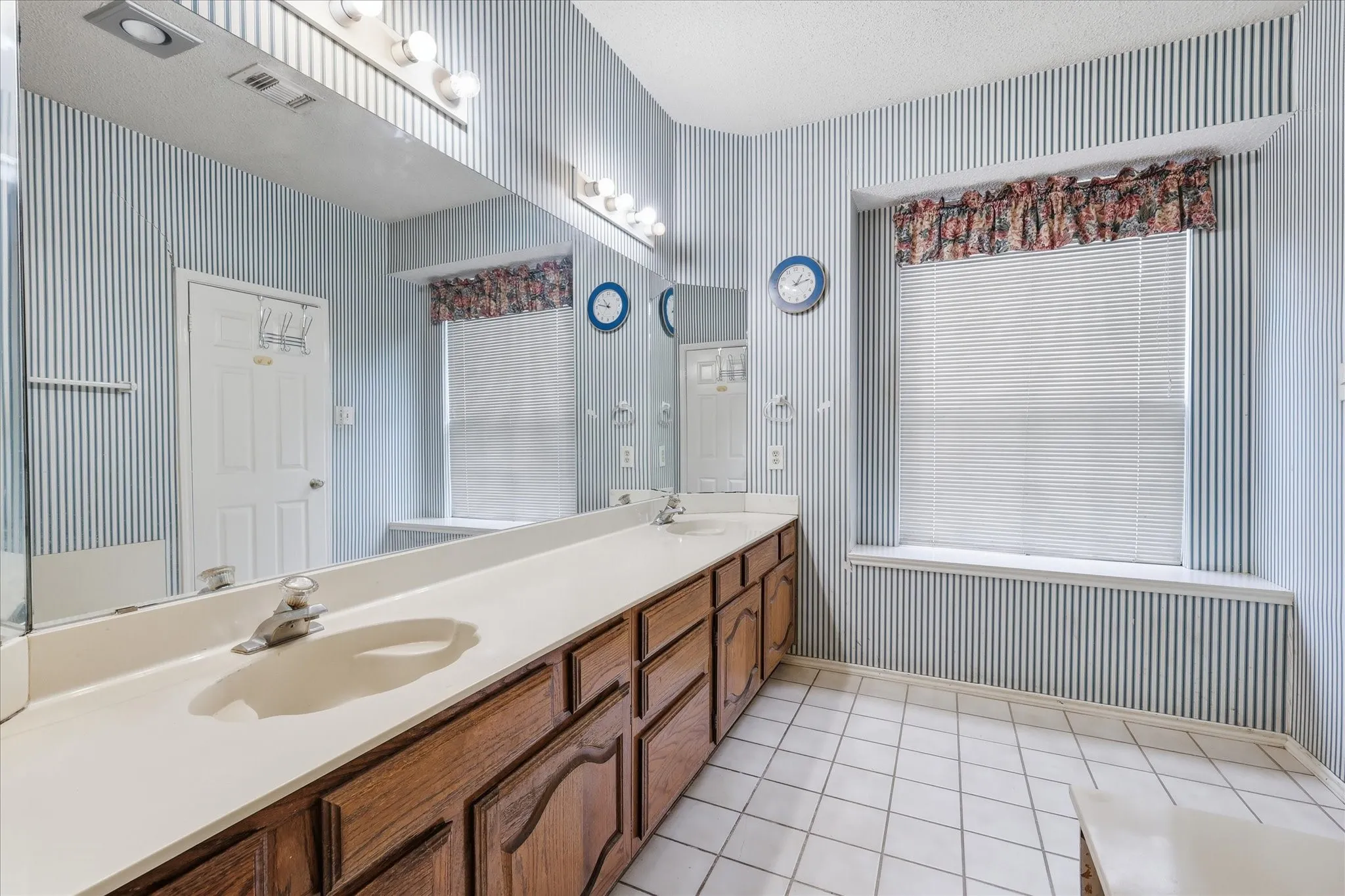 Single Family Residence For Sale in Denton County , 2020 E Branch Hollow Drive, Carrollton, Texas 75007, 3 Bedroom, 3 Bathroom, 2 Garage spaces, 1,870 Sqft, built in 1984, mls#21327986, Real Estate Agent in Carrollton, Homes For Sale in Denton county, Homes For Sale in Carrollton, Realtor in Carrollton Texas, Real Estate Brokerage Independent Realty Texas, Luminita Cordes Realtor