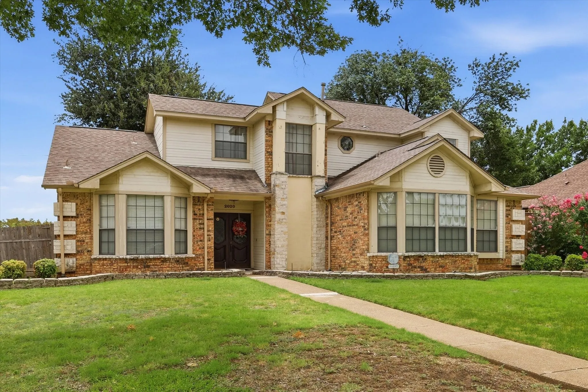 Single Family Residence For Sale in Denton County , 2020 E Branch Hollow Drive, Carrollton, Texas 75007, 3 Bedroom, 3 Bathroom, 2 Garage spaces, 1,870 Sqft, built in 1984, mls#21327986, Real Estate Agent in Carrollton, Homes For Sale in Denton county, Homes For Sale in Carrollton, Realtor in Carrollton Texas, Real Estate Brokerage Independent Realty Texas, Luminita Cordes Realtor