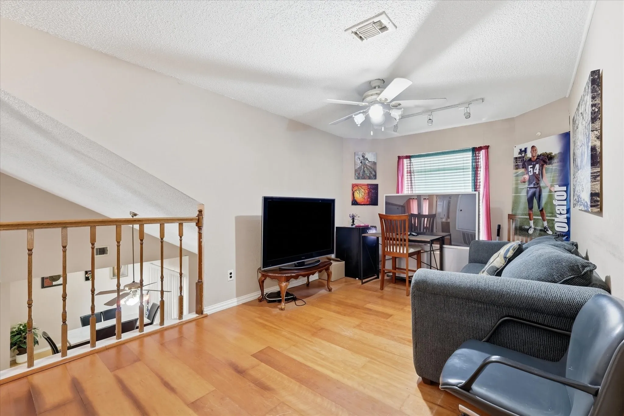 Single Family Residence For Sale in Denton County , 2020 E Branch Hollow Drive, Carrollton, Texas 75007, 3 Bedroom, 3 Bathroom, 2 Garage spaces, 1,870 Sqft, built in 1984, mls#21327986, Real Estate Agent in Carrollton, Homes For Sale in Denton county, Homes For Sale in Carrollton, Realtor in Carrollton Texas, Real Estate Brokerage Independent Realty Texas, Luminita Cordes Realtor