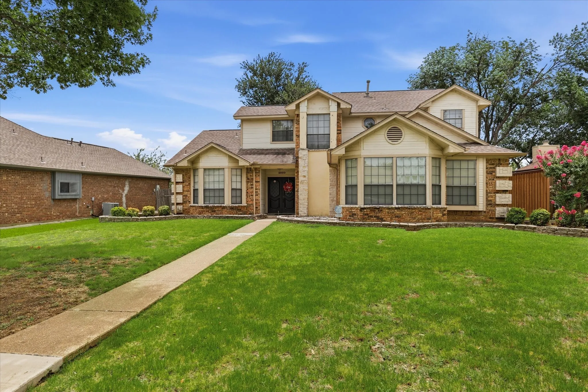 Single Family Residence For Sale in Denton County , 2020 E Branch Hollow Drive, Carrollton, Texas 75007, 3 Bedroom, 3 Bathroom, 2 Garage spaces, 1,870 Sqft, built in 1984, mls#21327986, Real Estate Agent in Carrollton, Homes For Sale in Denton county, Homes For Sale in Carrollton, Realtor in Carrollton Texas, Real Estate Brokerage Independent Realty Texas, Luminita Cordes Realtor