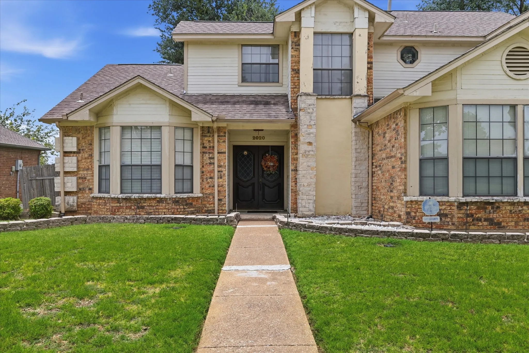 Single Family Residence For Sale in Denton County , 2020 E Branch Hollow Drive, Carrollton, Texas 75007, 3 Bedroom, 3 Bathroom, 2 Garage spaces, 1,870 Sqft, built in 1984, mls#21327986, Real Estate Agent in Carrollton, Homes For Sale in Denton county, Homes For Sale in Carrollton, Realtor in Carrollton Texas, Real Estate Brokerage Independent Realty Texas, Luminita Cordes Realtor