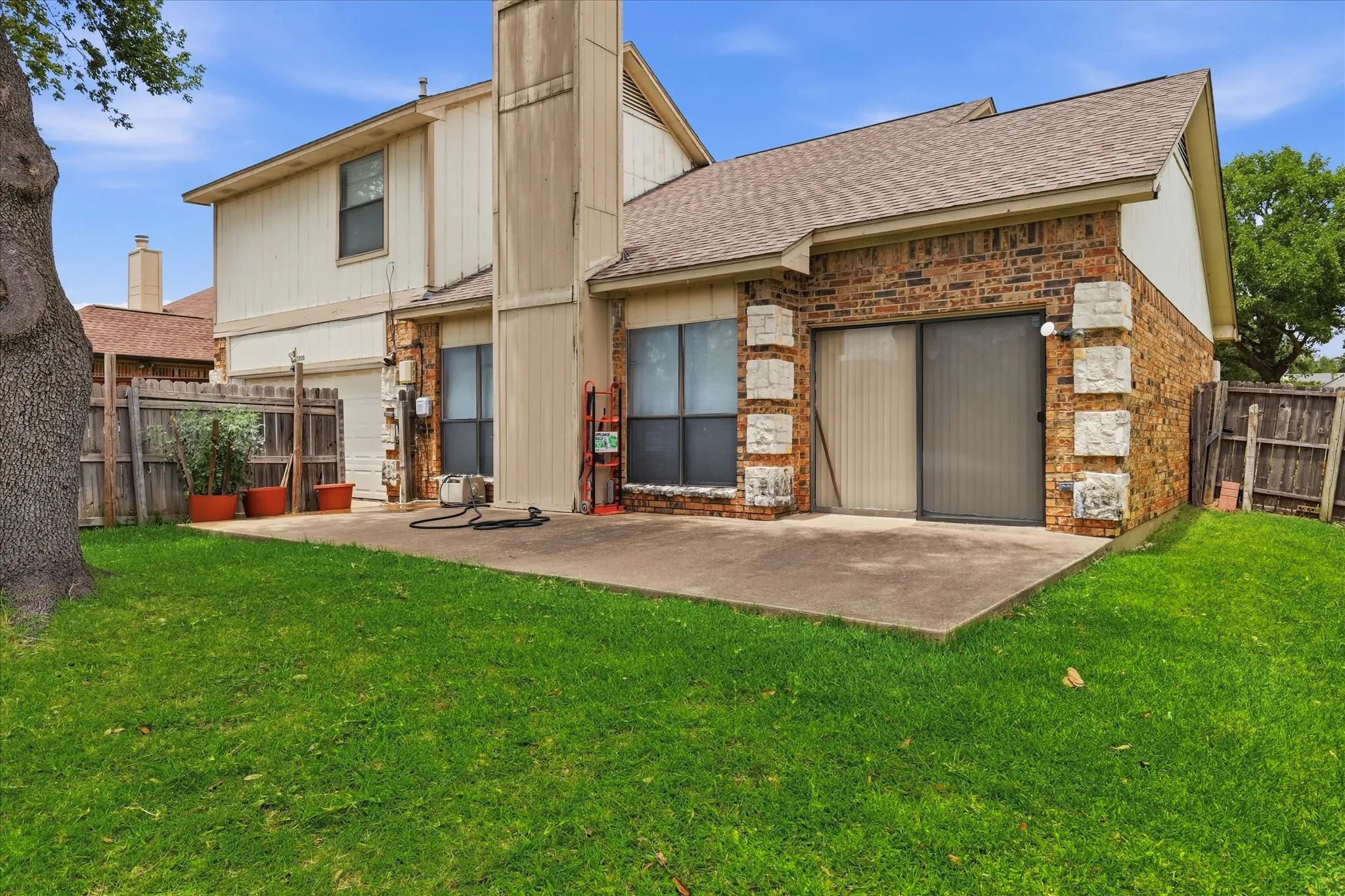 Single Family Residence For Sale in Denton County , 2020 E Branch Hollow Drive, Carrollton, Texas 75007, 3 Bedroom, 3 Bathroom, 2 Garage spaces, 1,870 Sqft, built in 1984, mls#21327986, Real Estate Agent in Carrollton, Homes For Sale in Denton county, Homes For Sale in Carrollton, Realtor in Carrollton Texas, Real Estate Brokerage Independent Realty Texas, Luminita Cordes Realtor