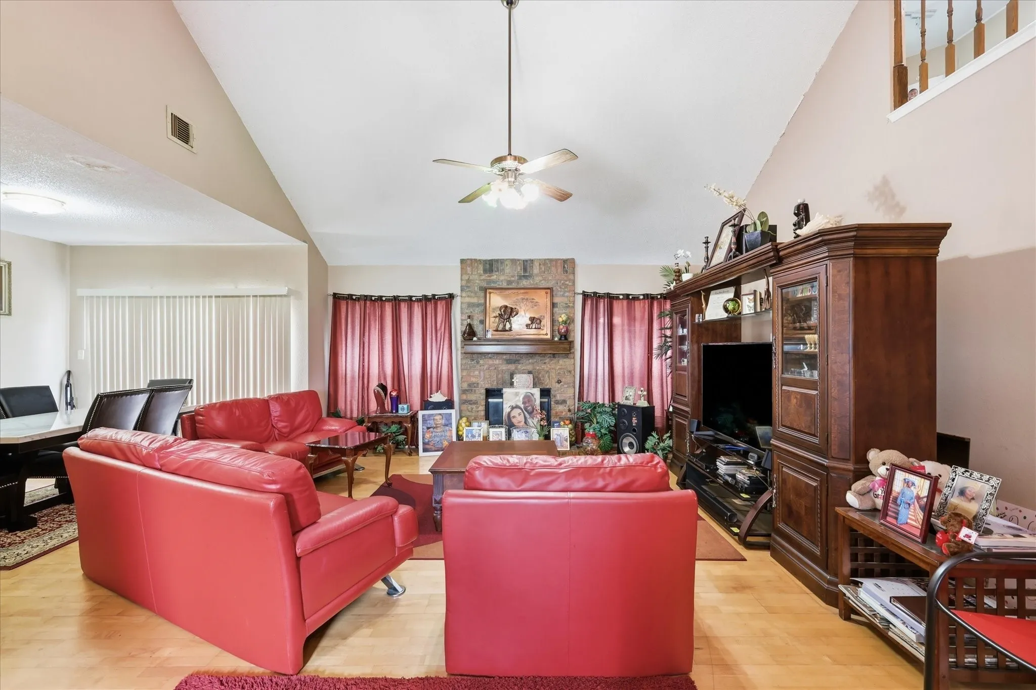 Single Family Residence For Sale in Denton County , 2020 E Branch Hollow Drive, Carrollton, Texas 75007, 3 Bedroom, 3 Bathroom, 2 Garage spaces, 1,870 Sqft, built in 1984, mls#21327986, Real Estate Agent in Carrollton, Homes For Sale in Denton county, Homes For Sale in Carrollton, Realtor in Carrollton Texas, Real Estate Brokerage Independent Realty Texas, Luminita Cordes Realtor