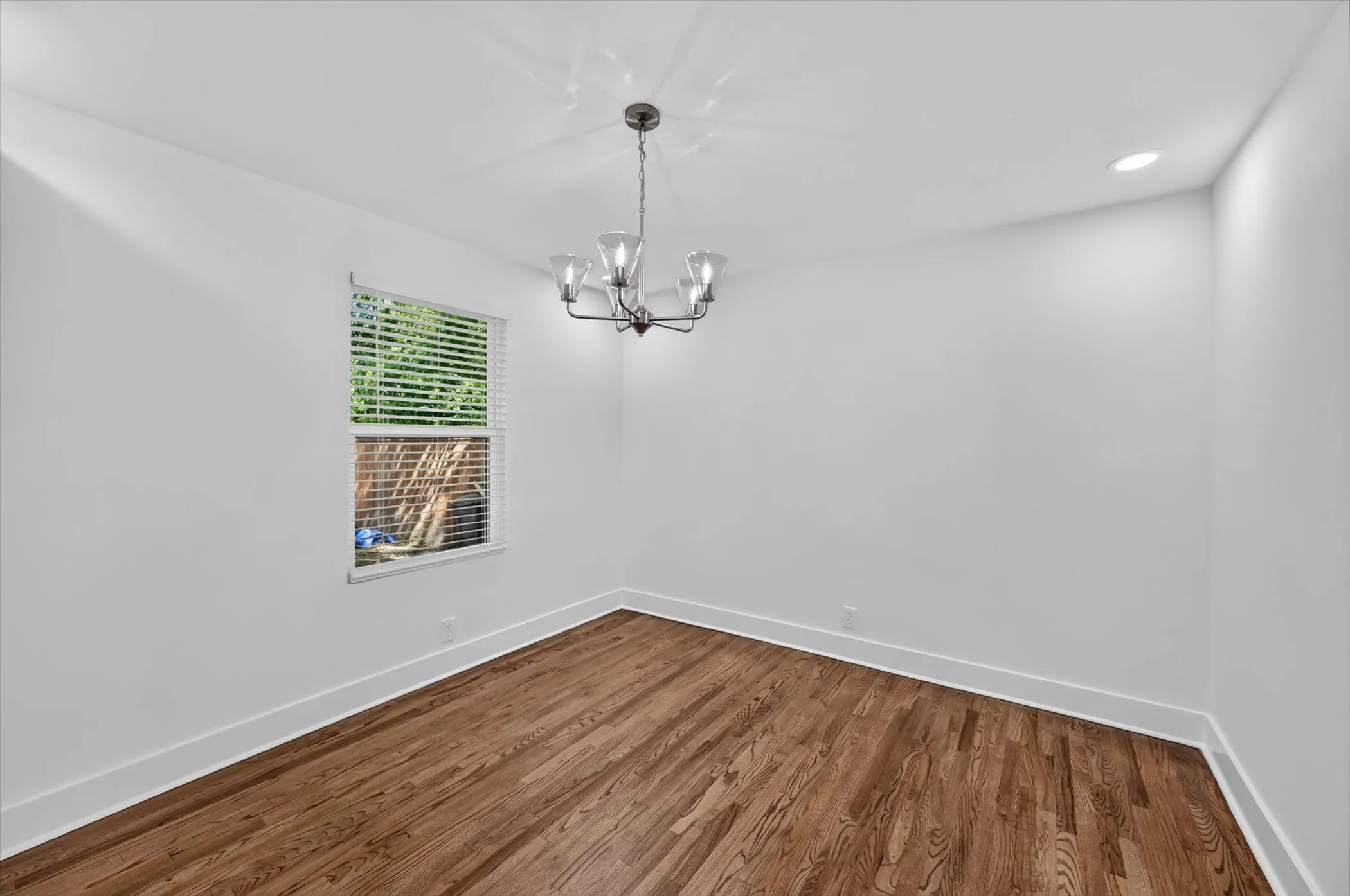 Single Family Residence For Sale in Dallas County , 609 Jardin Drive, Mesquite, Texas 75149, 3 Bedroom, 2 Bathroom, 1 Garage spaces, 1,162 Sqft, built in 1954, mls#21327568, Real Estate Agent in Mesquite, Homes For Sale in Dallas county, Homes For Sale in Mesquite, Realtor in Mesquite Texas, Real Estate Brokerage Independent Realty Texas, Luminita Cordes Realtor