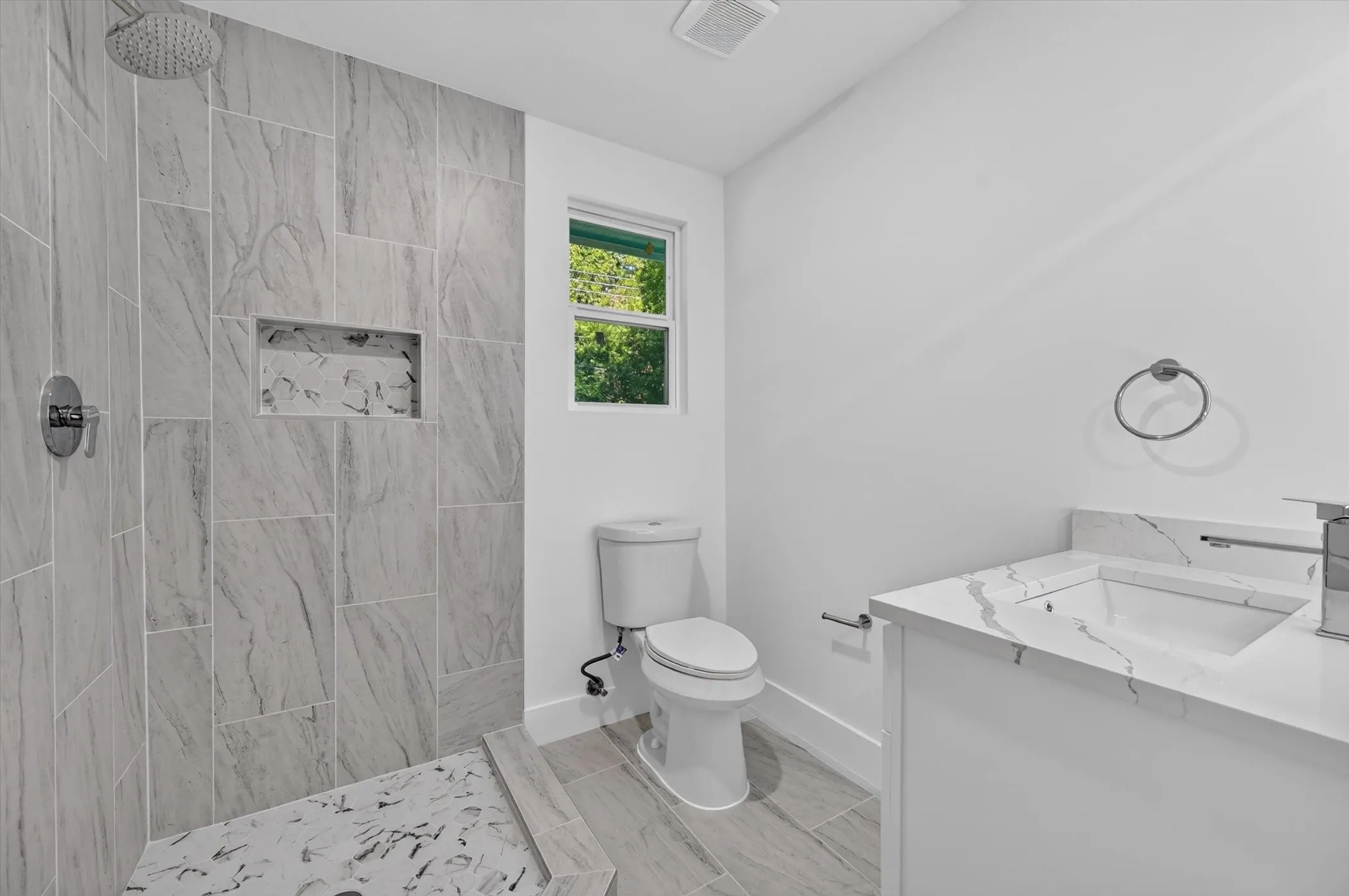 Shower with full-height tile surround and integrated niche